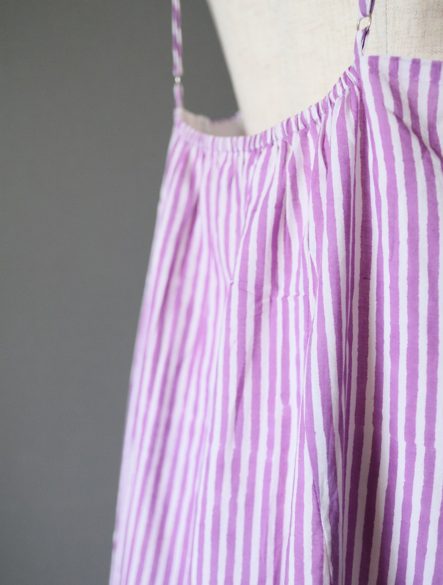 《即納》すっきりシルエットの裾ゆれフレアキャミワンピース【purple stripe】