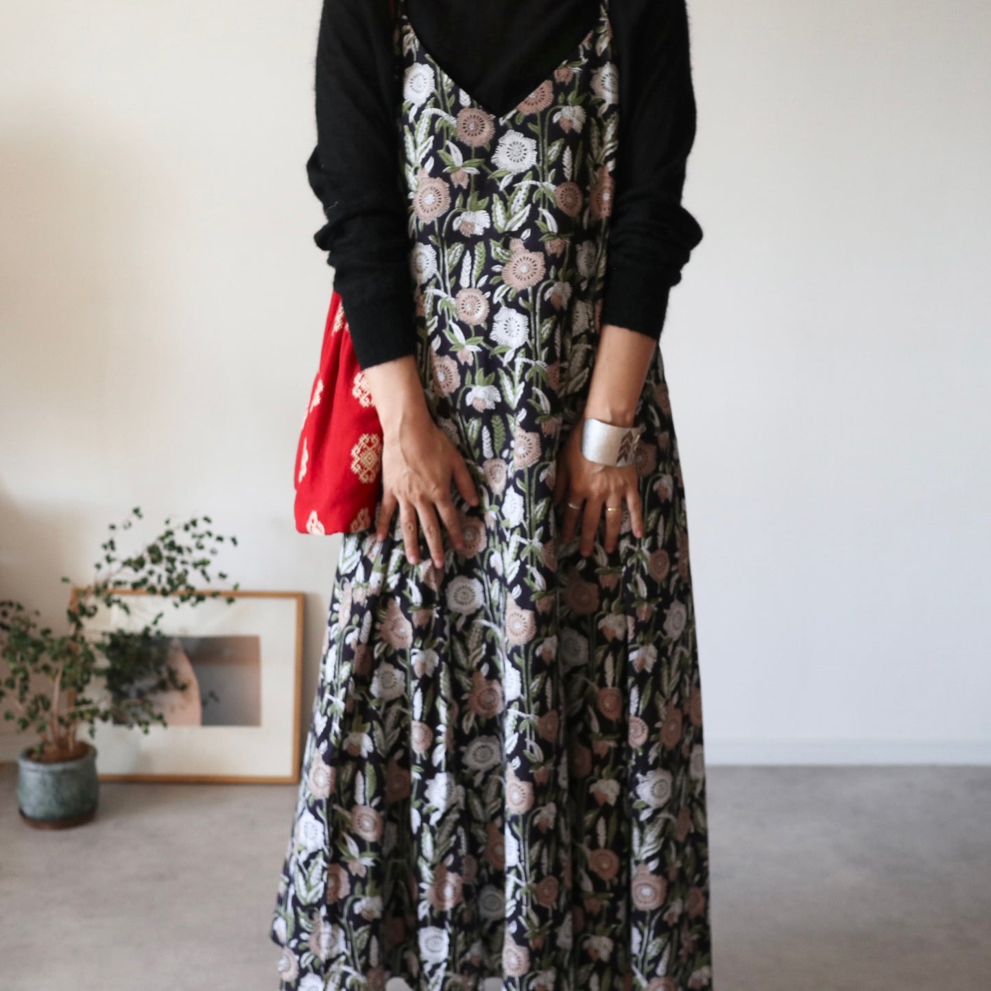 《即納》すっきりシルエットの裾ゆれフレアキャミワンピース【navy flower】