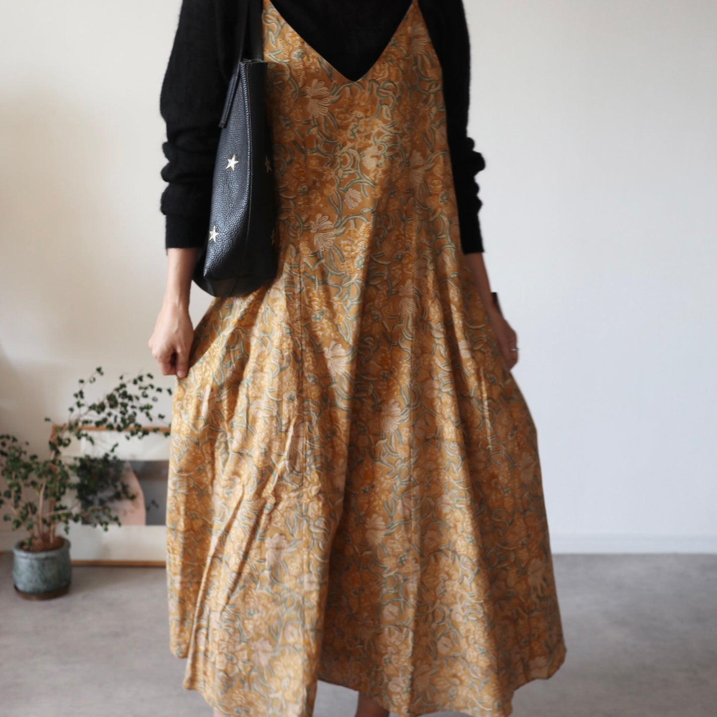 《即納》すっきりシルエットの裾ゆれフレアキャミワンピース【light brown】