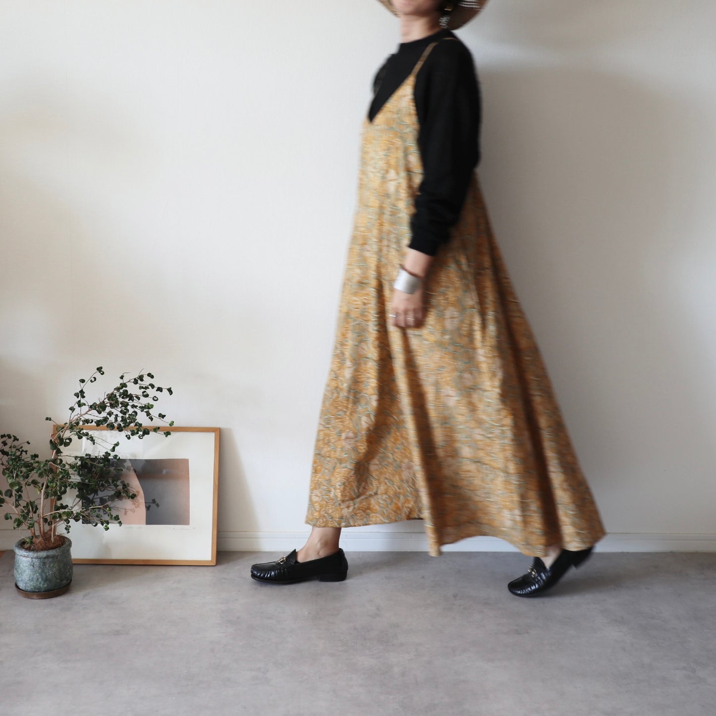 《即納》すっきりシルエットの裾ゆれフレアキャミワンピース【light brown】