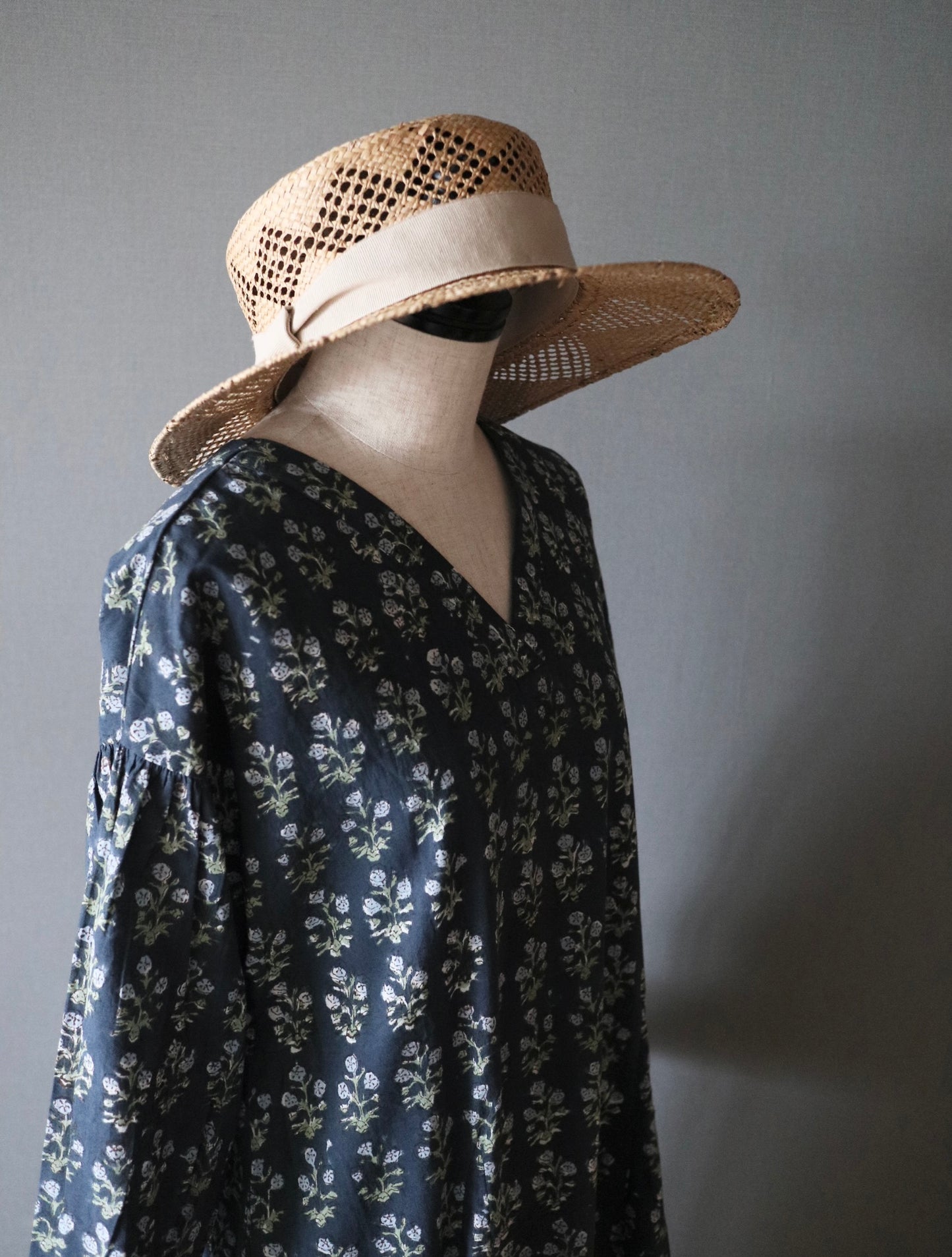 《即納》すっきりシルエットの裾揺れフレアワンピース【charcoal gray】