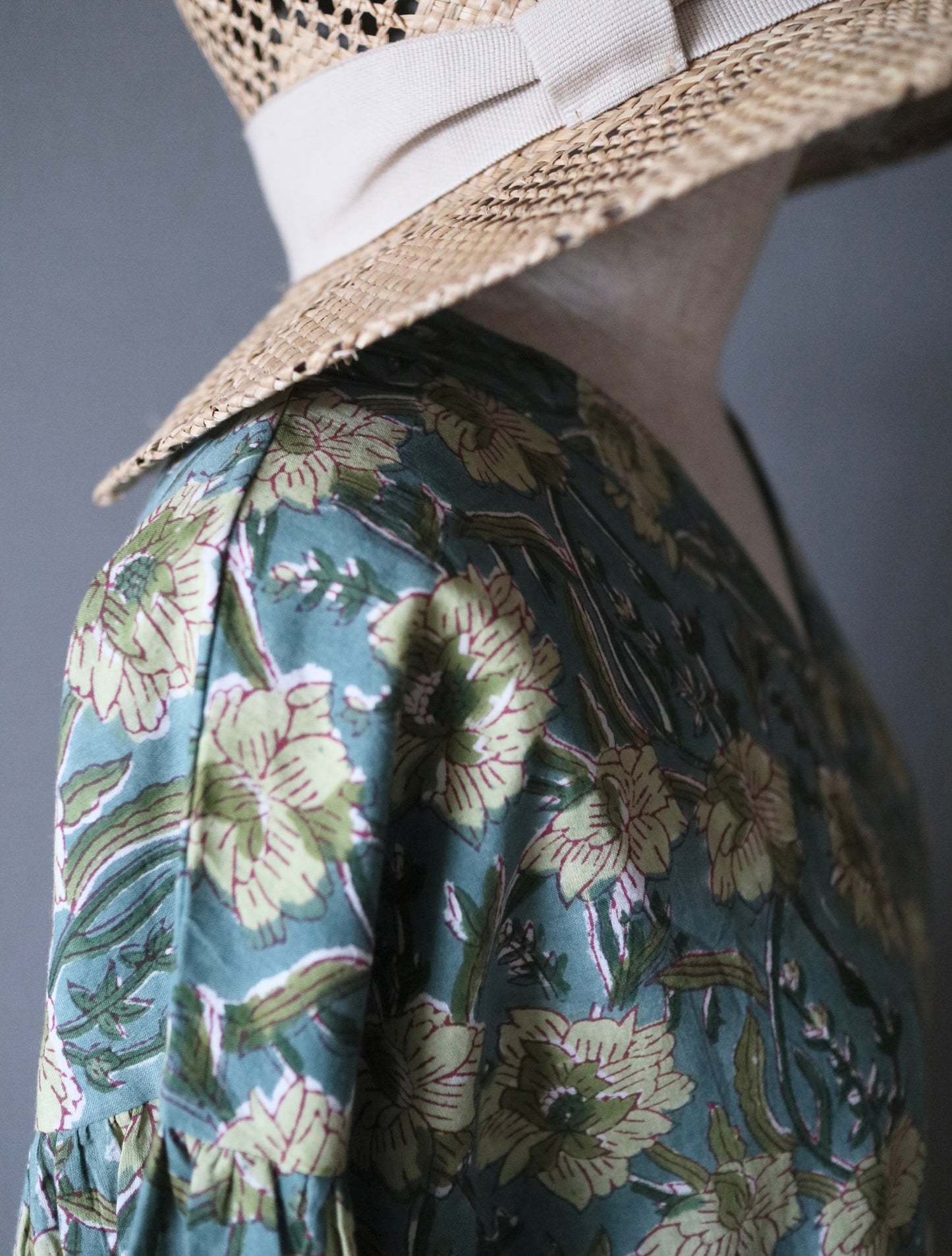 《受注》すっきりシルエットの裾揺れフレアワンピース【light green】
