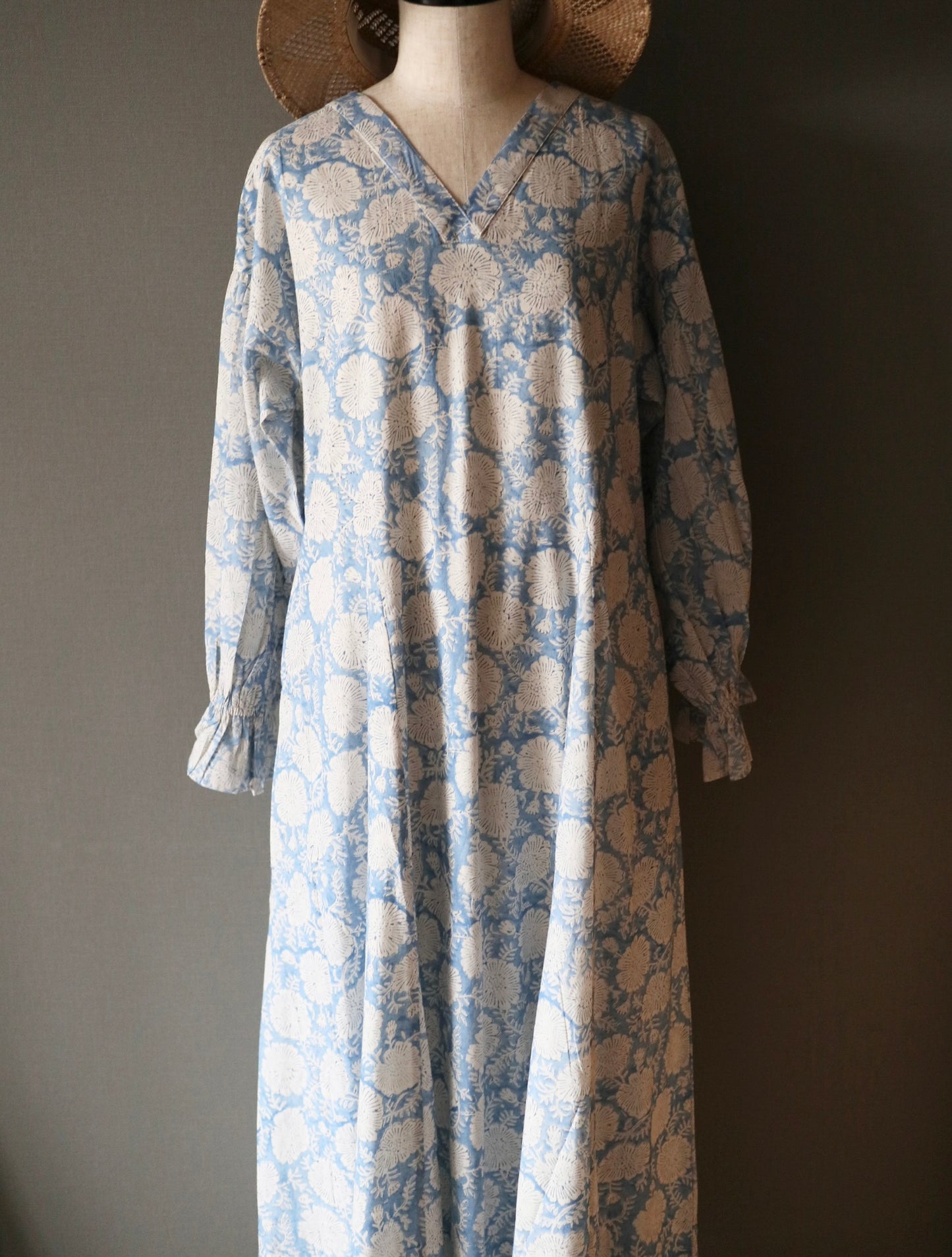 《即納》すっきりシルエットの裾揺れフレアワンピース【sky blue】