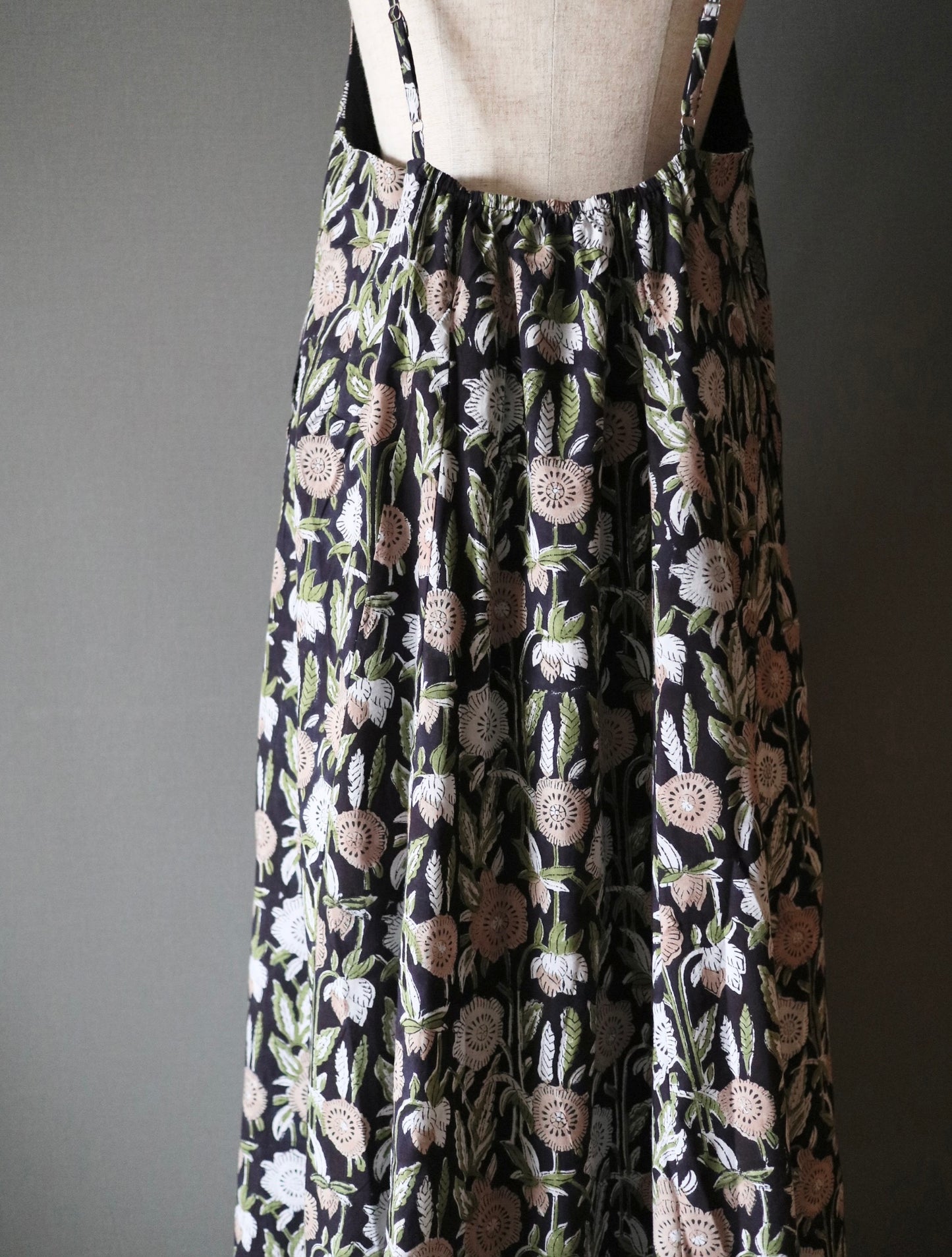 《即納》すっきりシルエットの裾ゆれフレアキャミワンピース【navy flower】