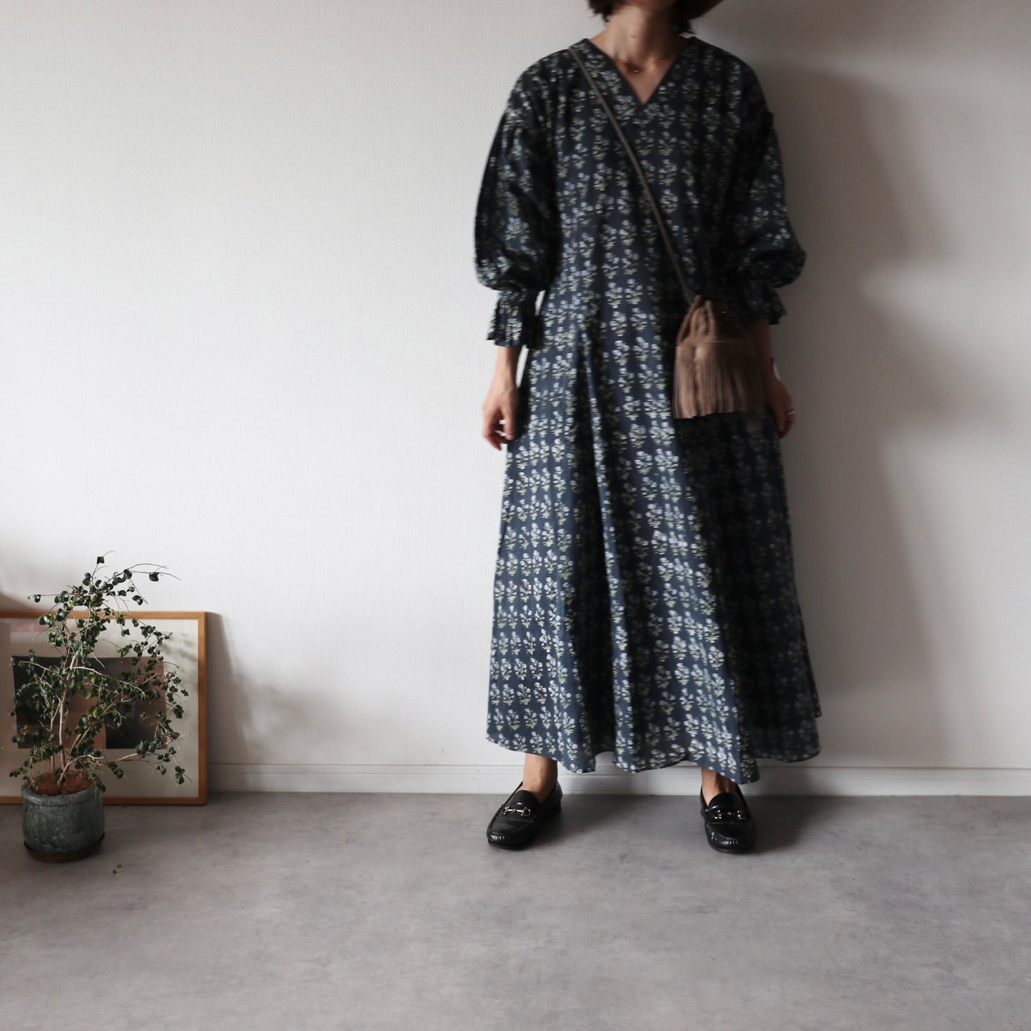 《即納》すっきりシルエットの裾揺れフレアワンピース【charcoal gray】