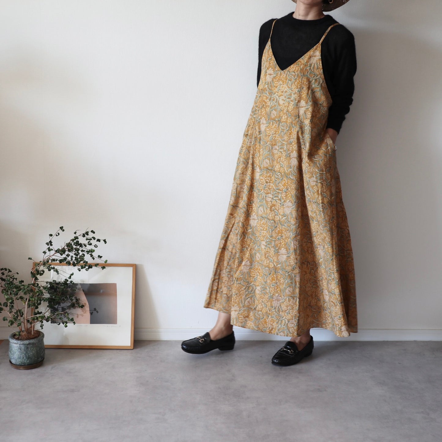 《即納》すっきりシルエットの裾ゆれフレアキャミワンピース【light brown】
