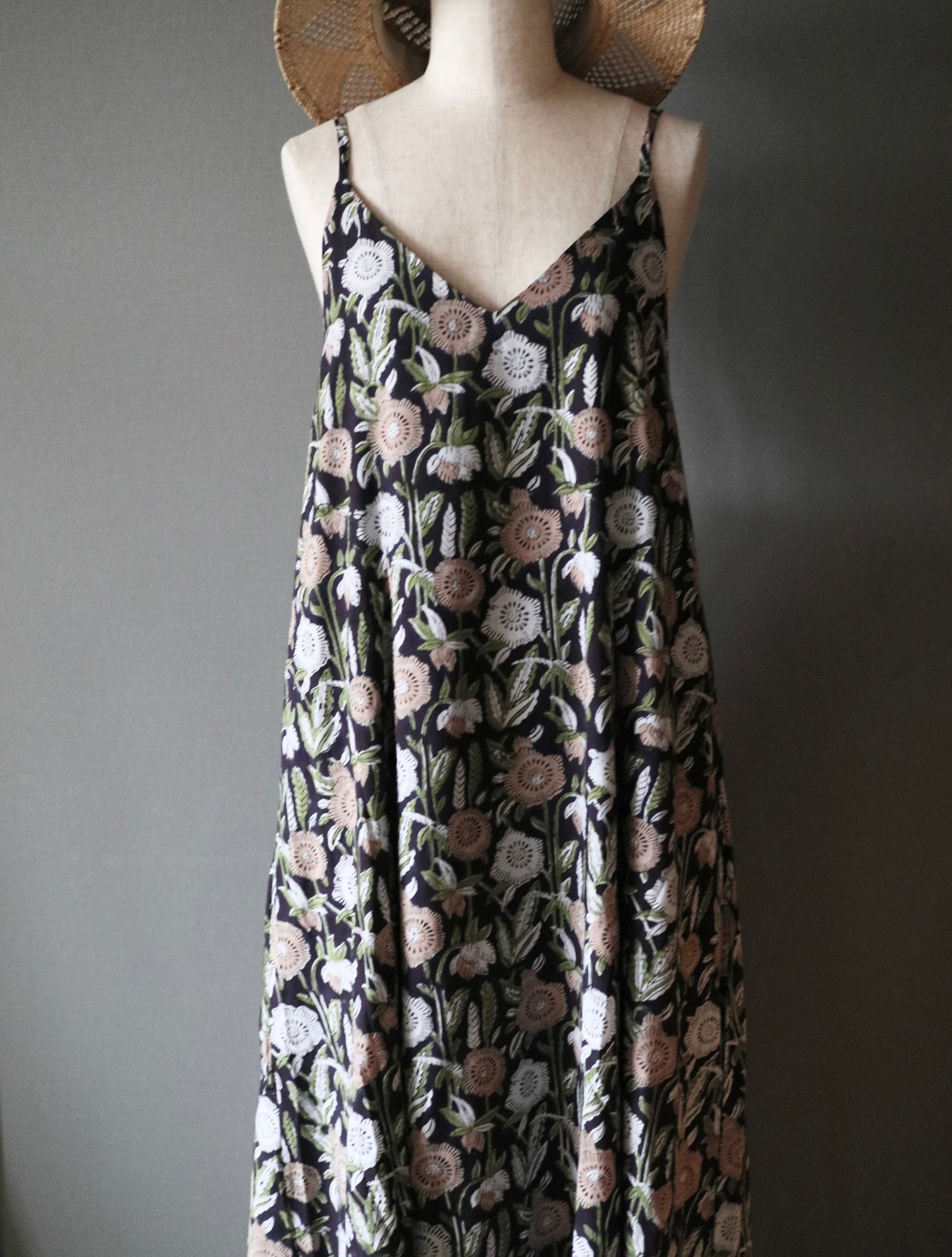 《即納》すっきりシルエットの裾ゆれフレアキャミワンピース【navy flower】