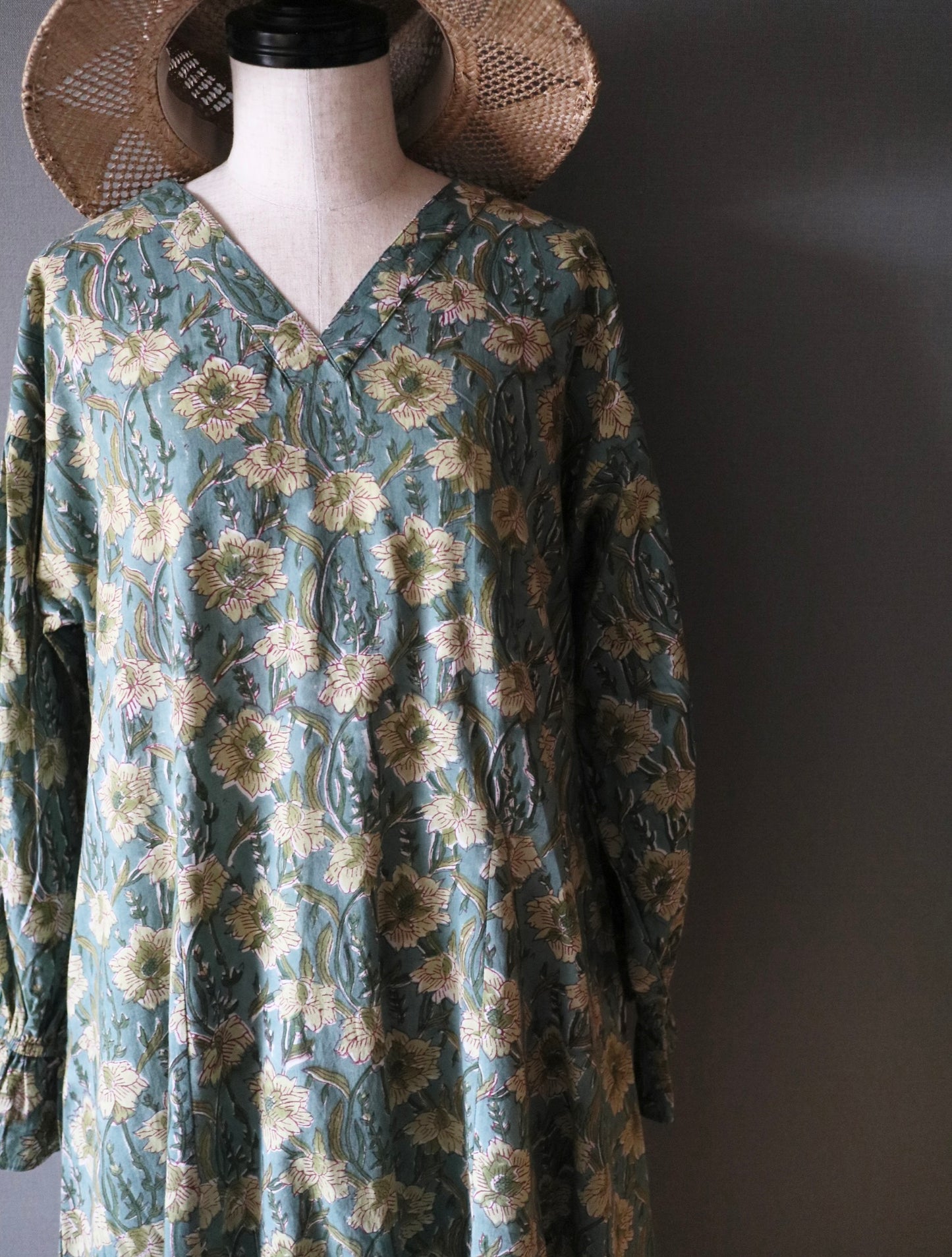 《受注》すっきりシルエットの裾揺れフレアワンピース【light green】