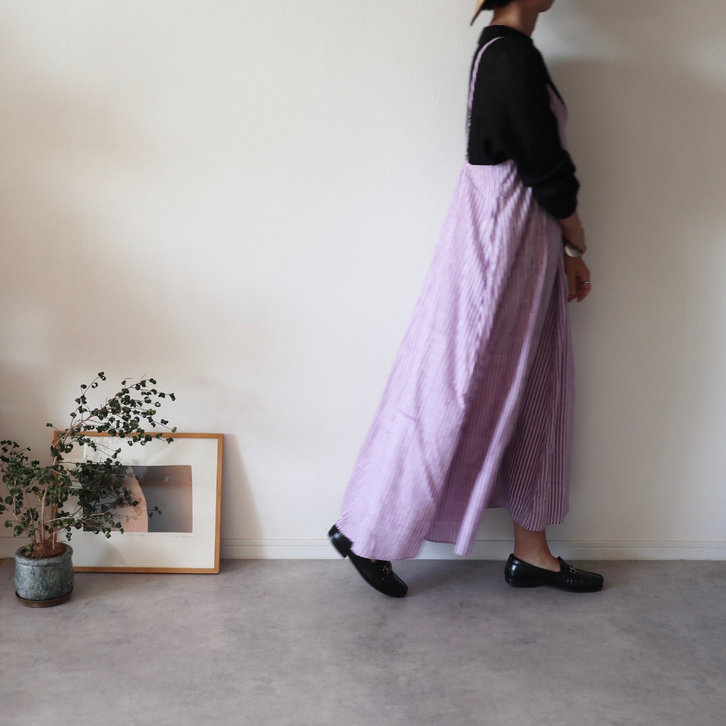 《即納》すっきりシルエットの裾ゆれフレアキャミワンピース【purple stripe】