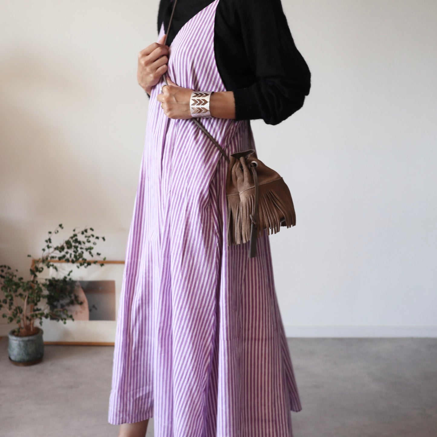 《即納》すっきりシルエットの裾ゆれフレアキャミワンピース【purple stripe】