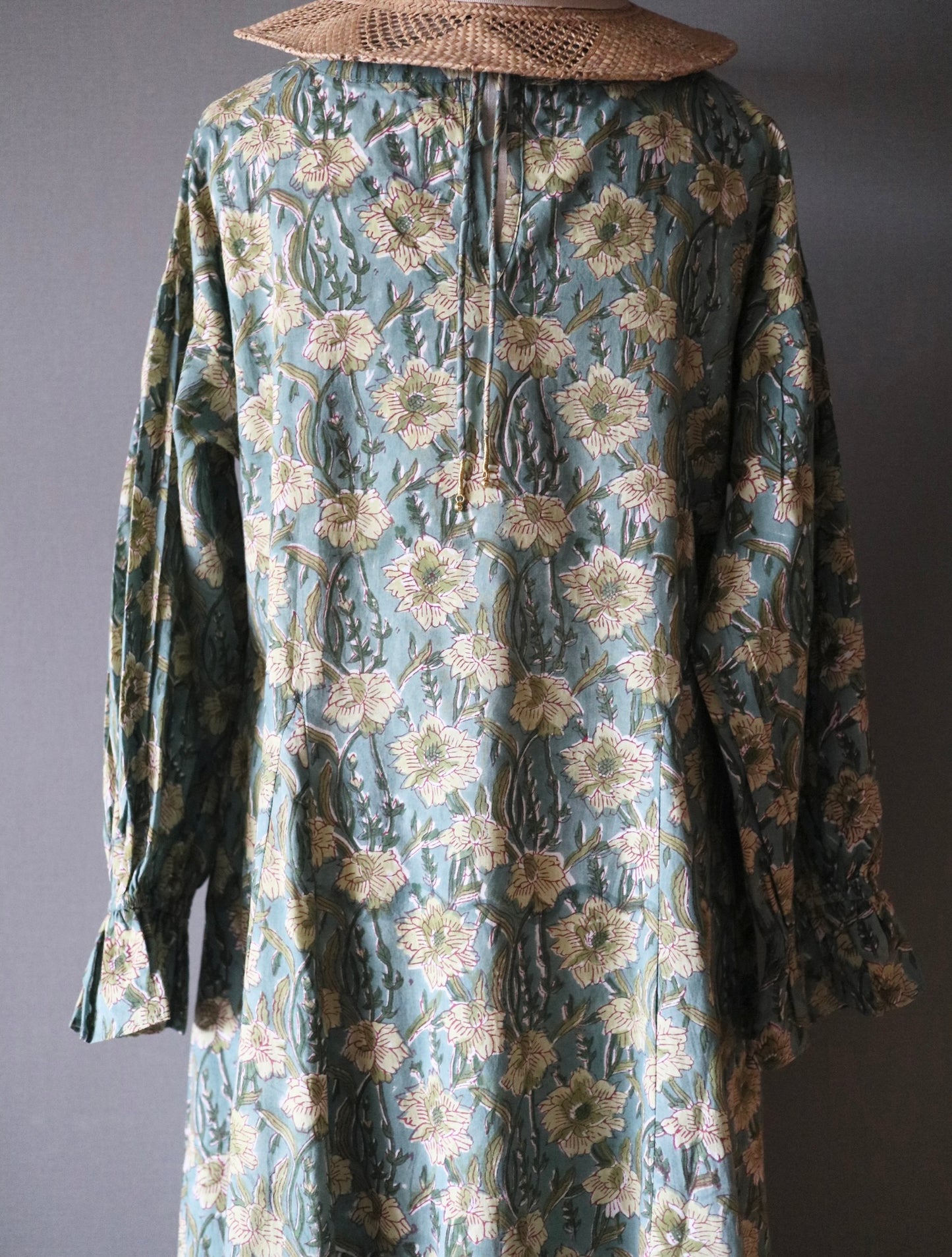《受注》すっきりシルエットの裾揺れフレアワンピース【light green】