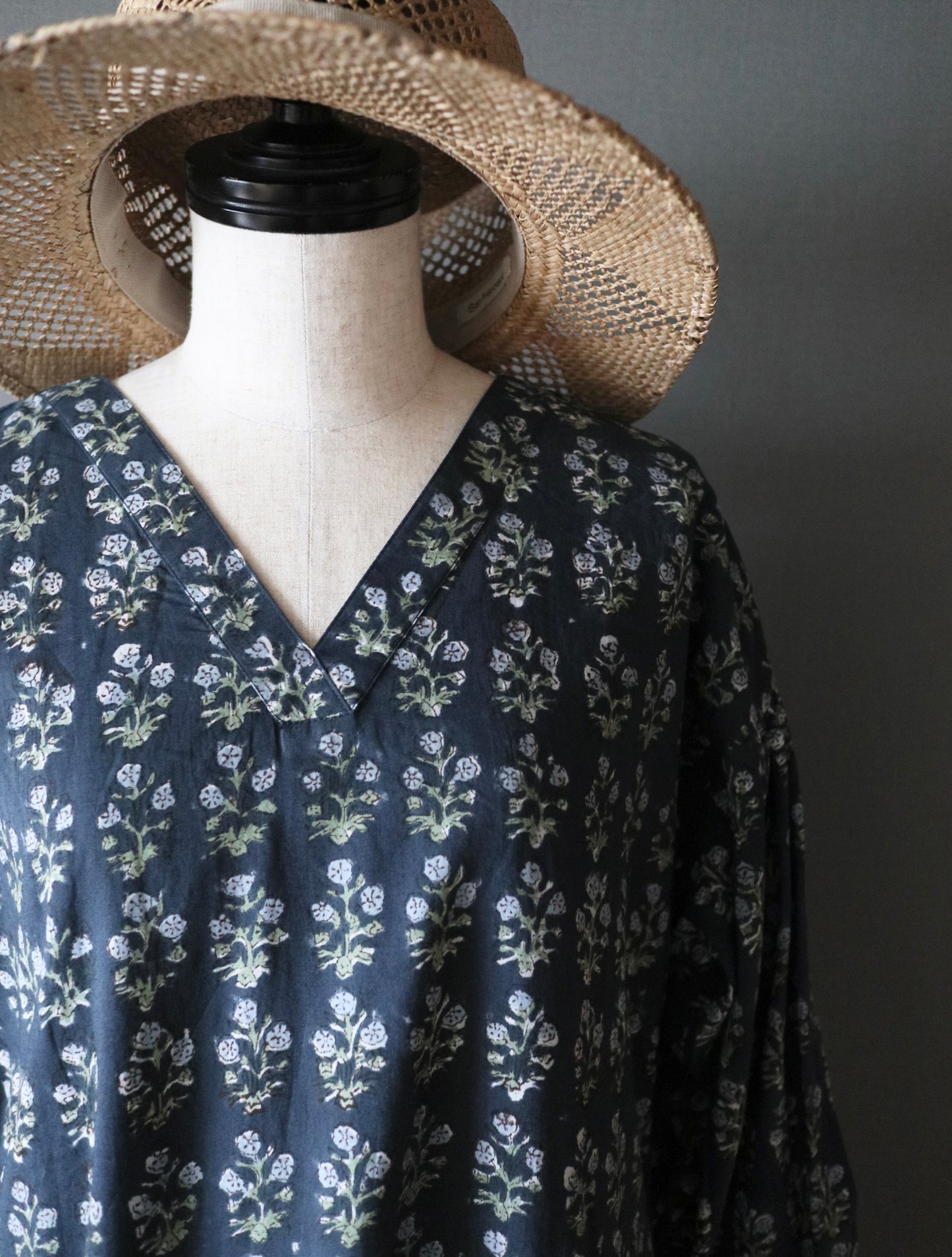 《即納》すっきりシルエットの裾揺れフレアワンピース【charcoal gray】