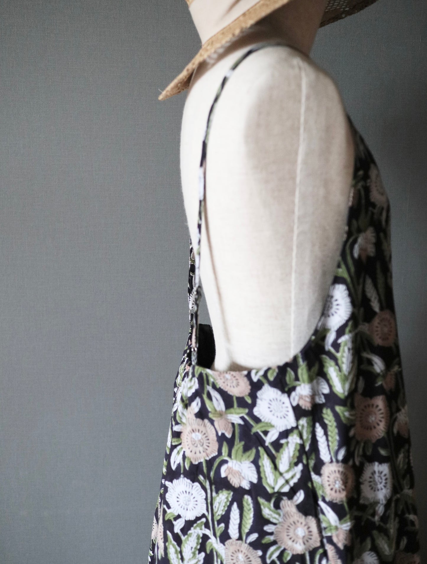 《即納》すっきりシルエットの裾ゆれフレアキャミワンピース【navy flower】
