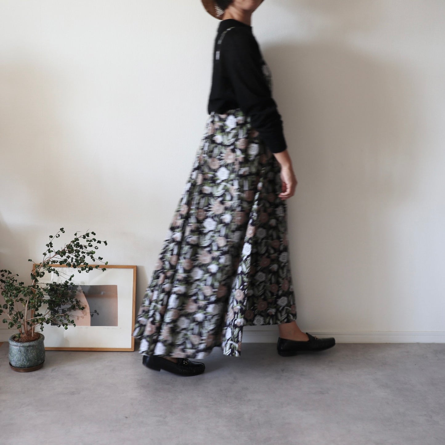 《即納》すっきりシルエットの裾ゆれフレアキャミワンピース【navy flower】