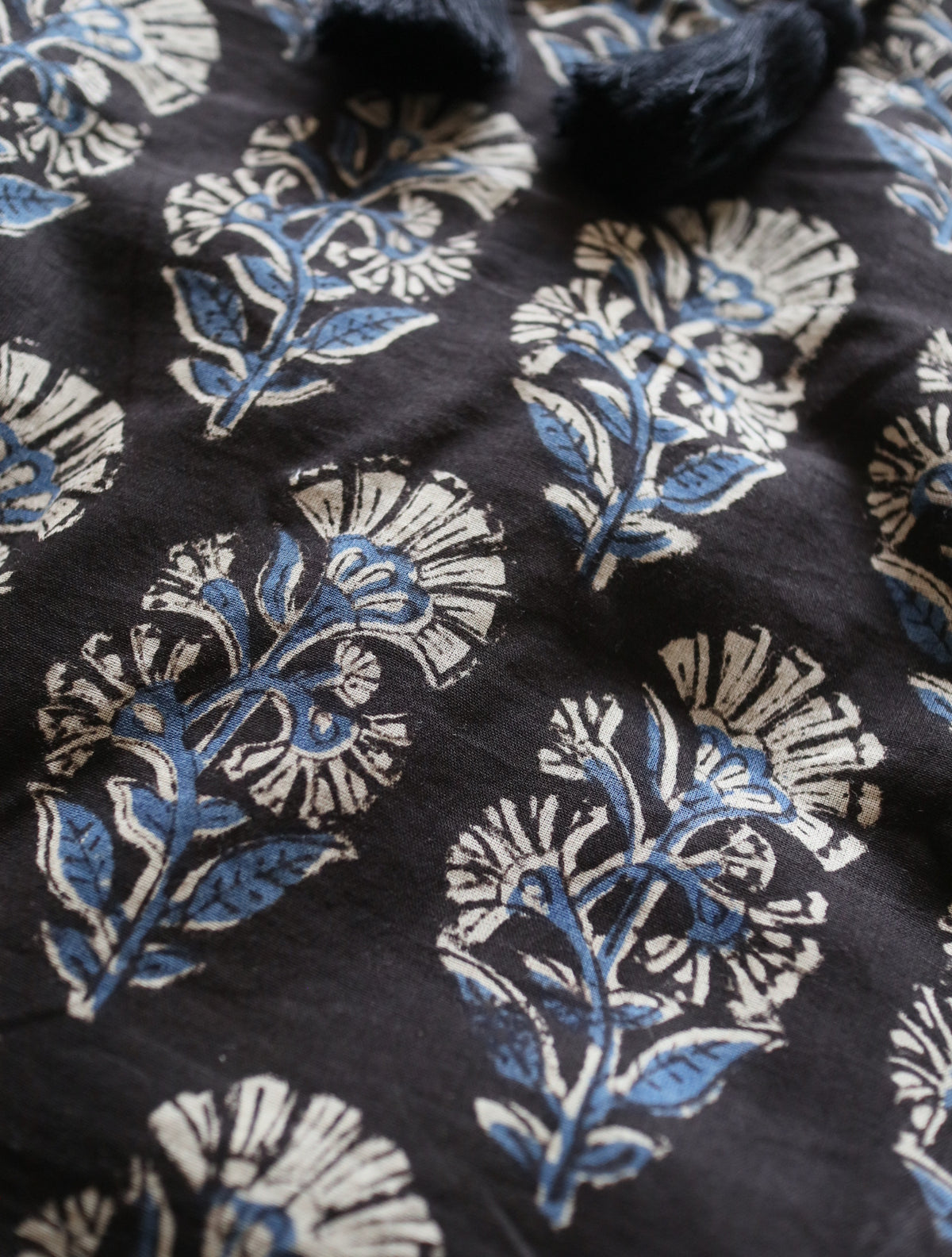 すっきりシルエットの裾揺れフレアワンピース 【black × blue】