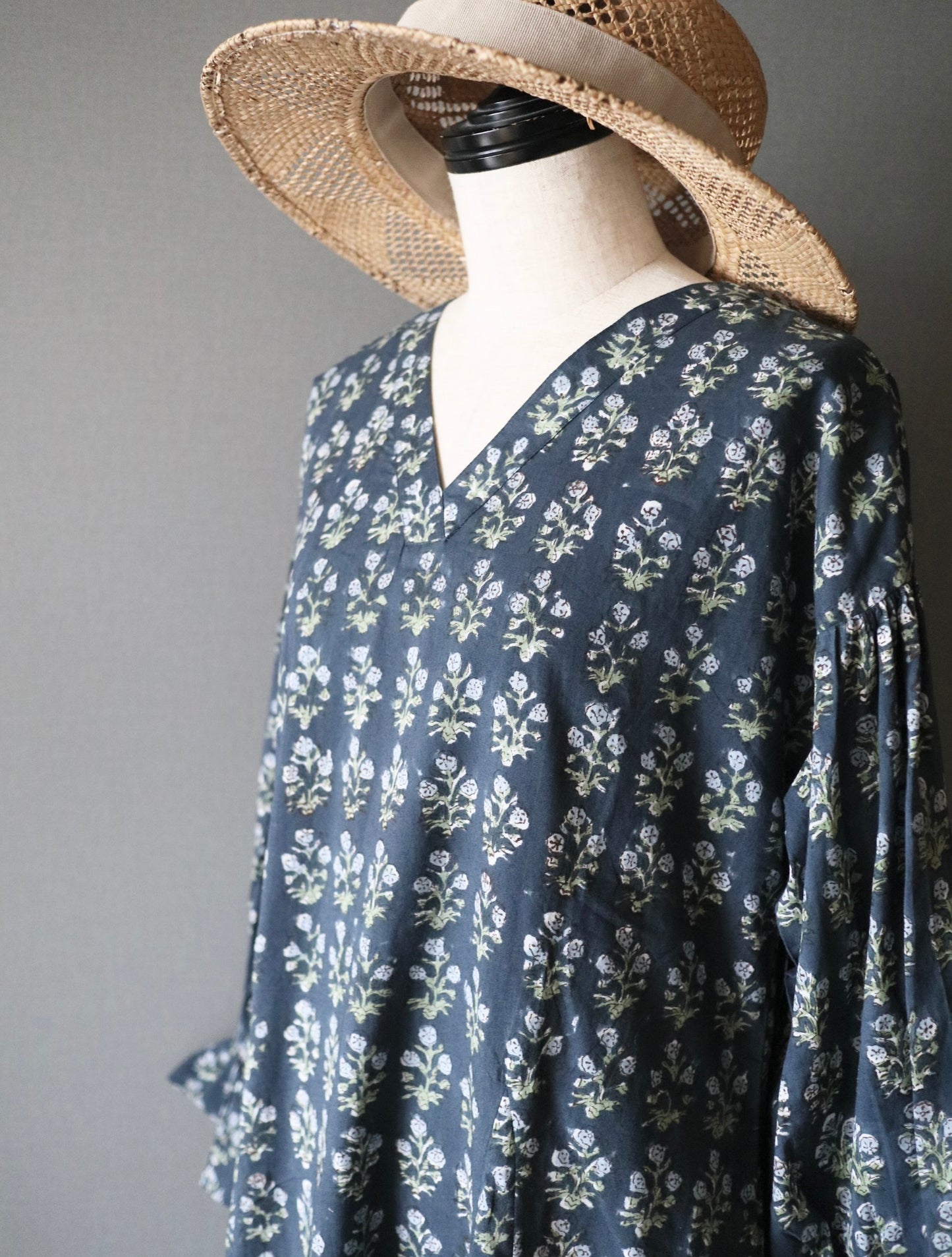 《即納》すっきりシルエットの裾揺れフレアワンピース【charcoal gray】