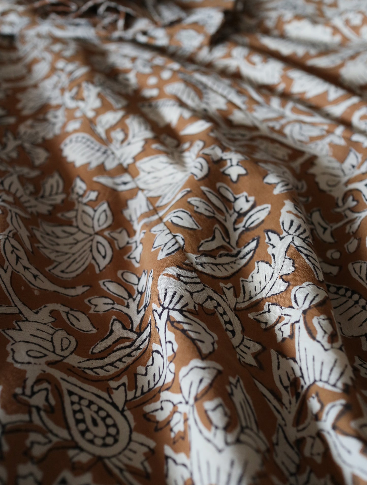 すっきりシルエットの裾揺れフレアワンピース【brown】