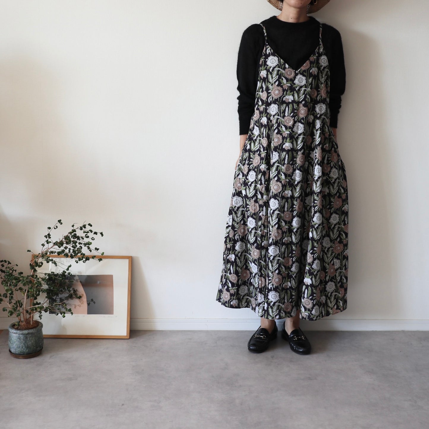 《即納》すっきりシルエットの裾ゆれフレアキャミワンピース【navy flower】