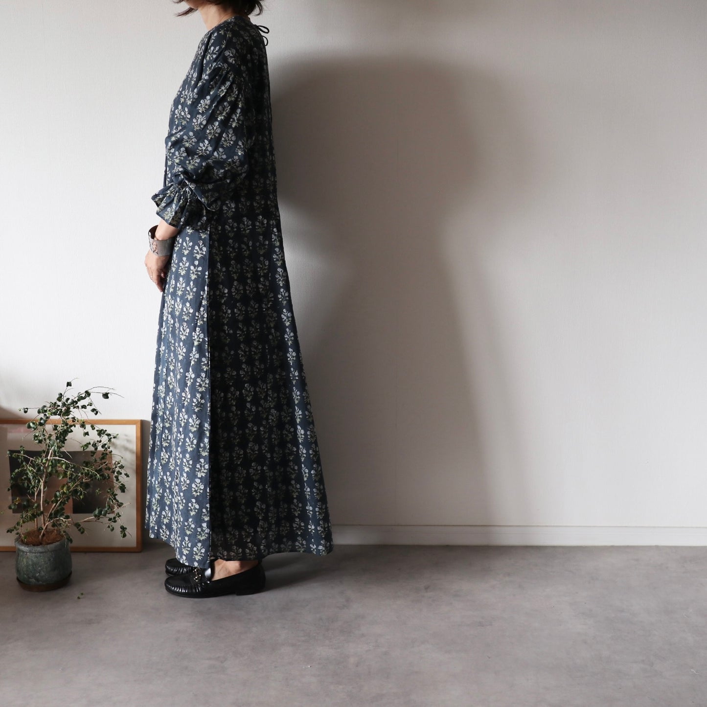 《即納》すっきりシルエットの裾揺れフレアワンピース【charcoal gray】