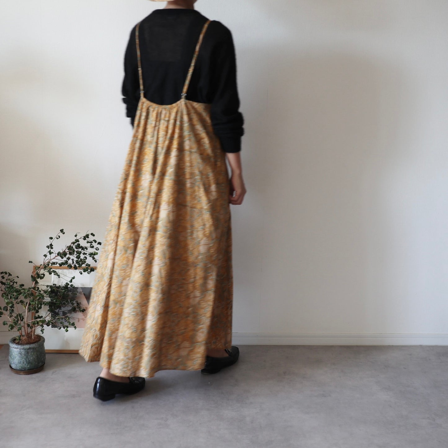 《即納》すっきりシルエットの裾ゆれフレアキャミワンピース【light brown】