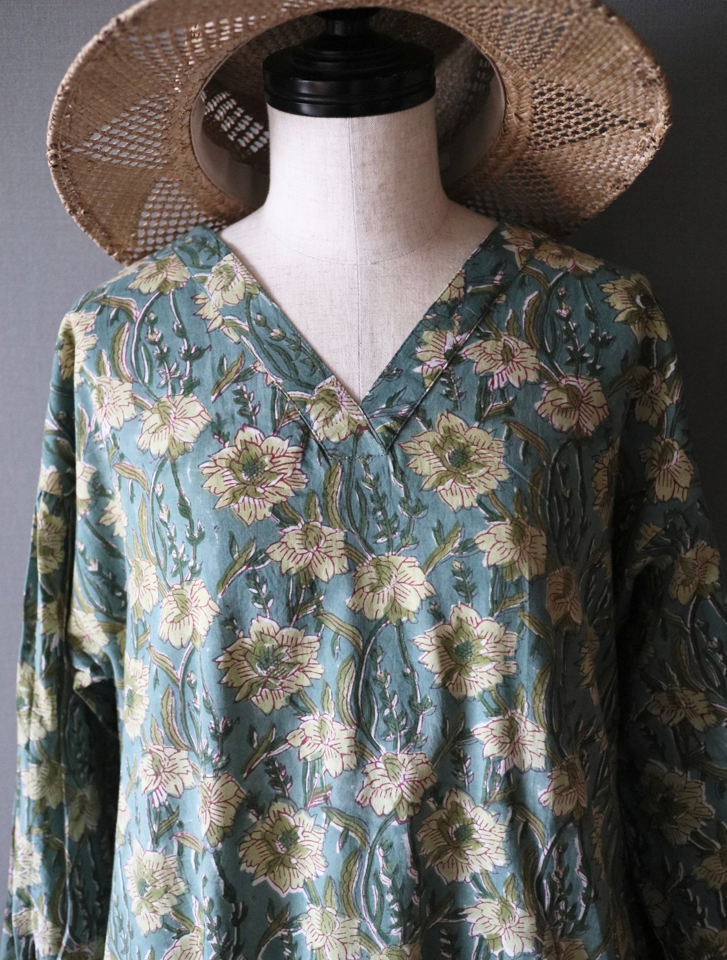 《受注》すっきりシルエットの裾揺れフレアワンピース【light green】