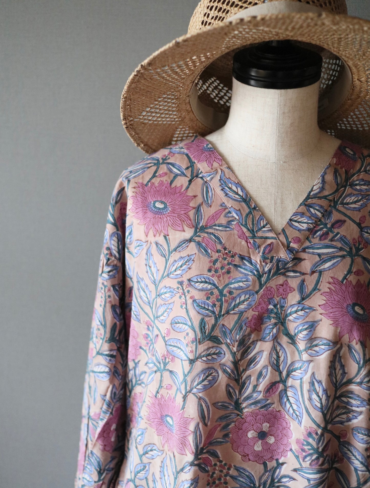 《即納》すっきりシルエットの裾揺れフレアワンピース【beige】