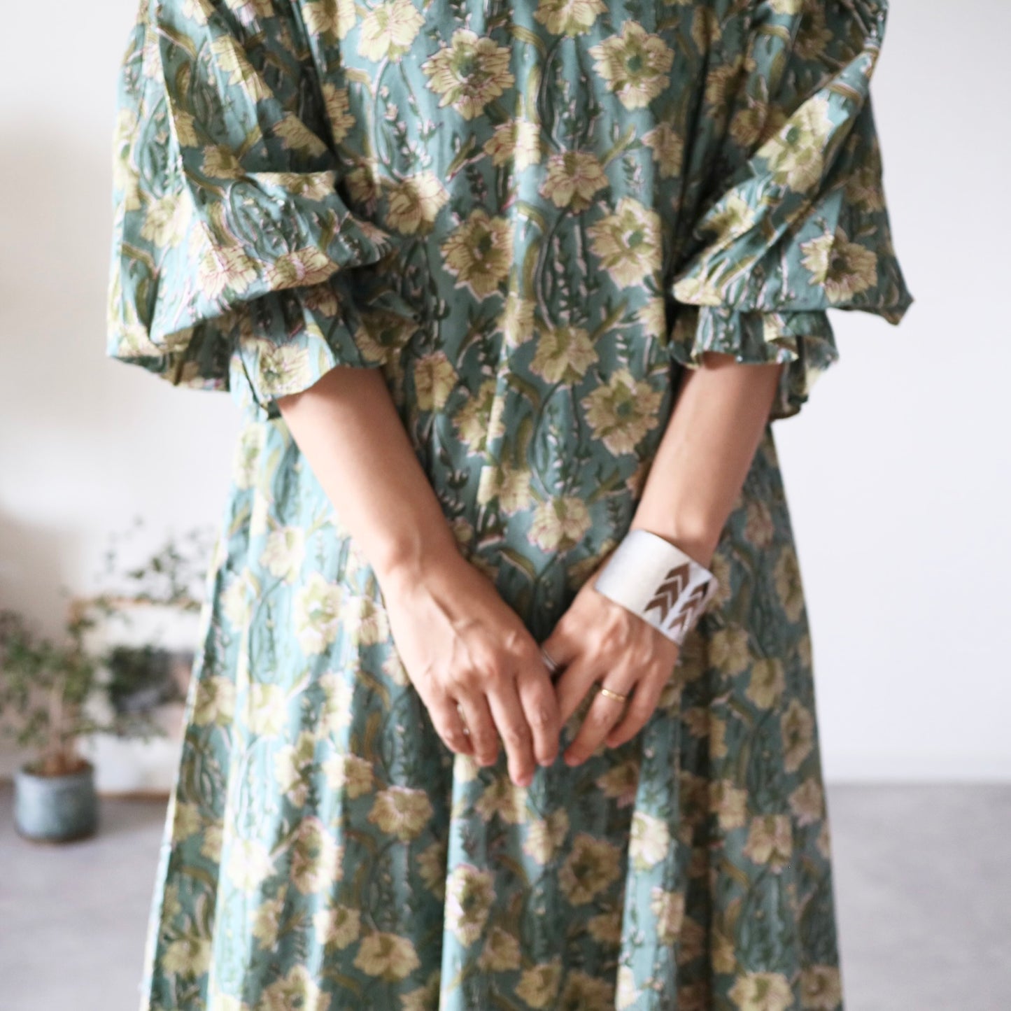《受注》すっきりシルエットの裾揺れフレアワンピース【light green】