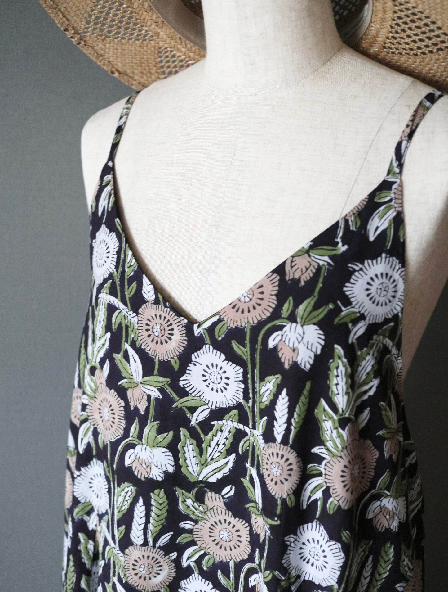 《即納》すっきりシルエットの裾ゆれフレアキャミワンピース【navy flower】