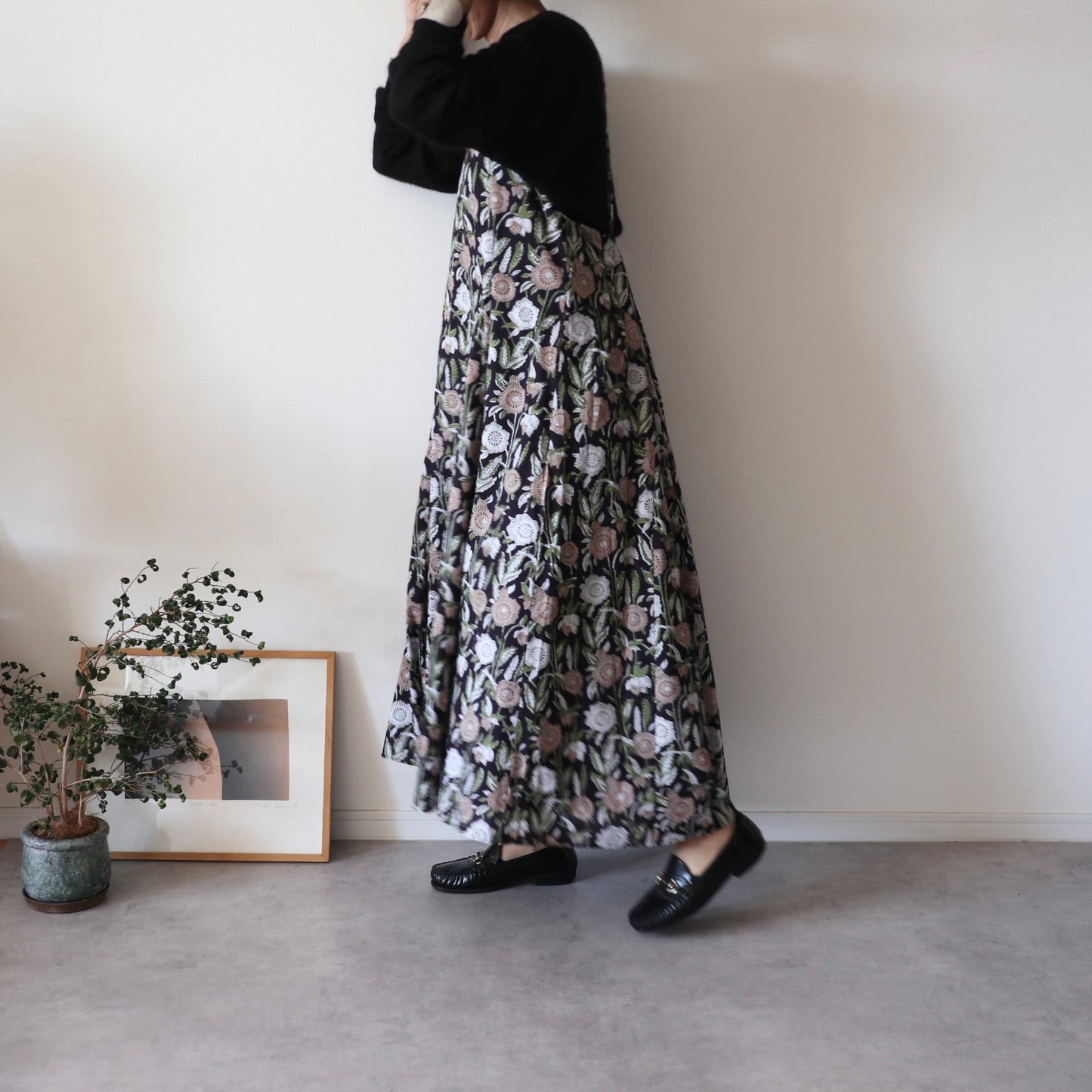《即納》すっきりシルエットの裾ゆれフレアキャミワンピース【navy flower】