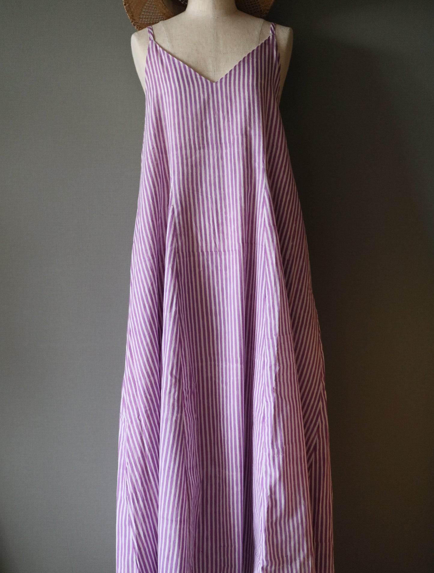 《即納》すっきりシルエットの裾ゆれフレアキャミワンピース【purple stripe】