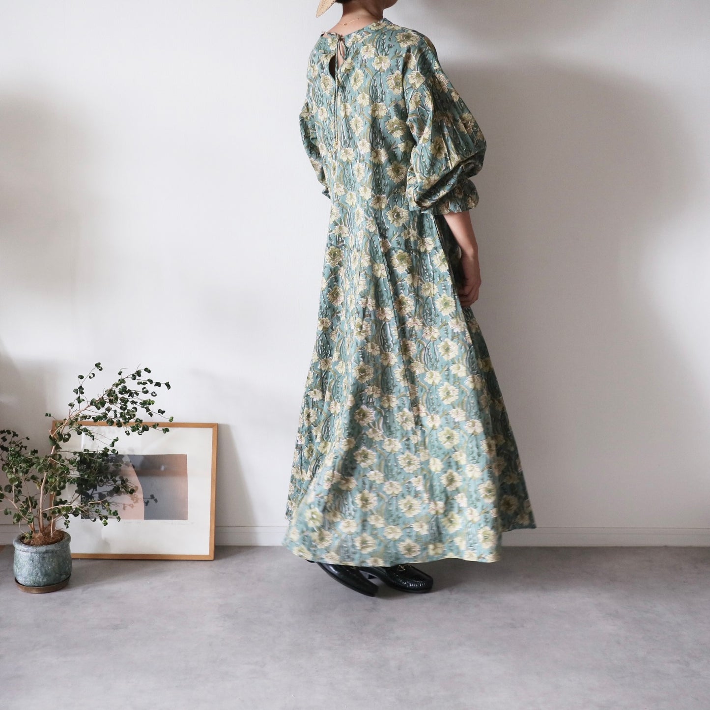 《受注》すっきりシルエットの裾揺れフレアワンピース【light green】