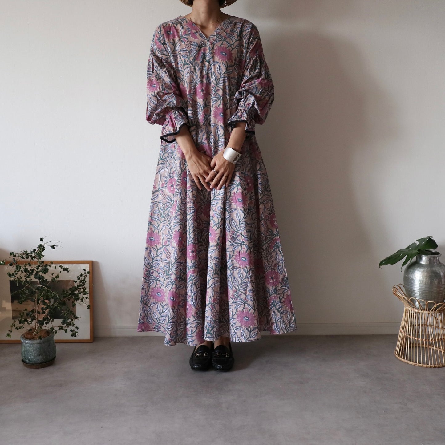 《即納》すっきりシルエットの裾揺れフレアワンピース【beige】