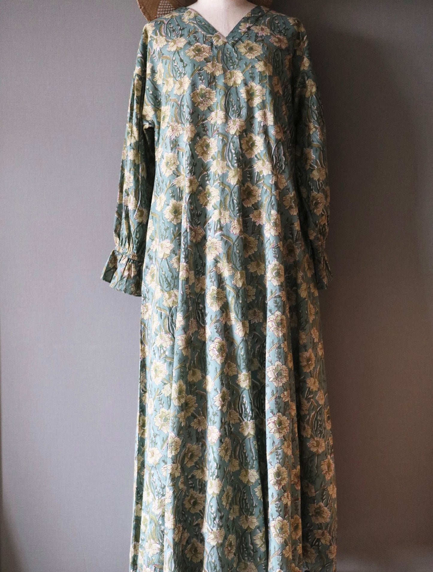 《受注》すっきりシルエットの裾揺れフレアワンピース【light green】