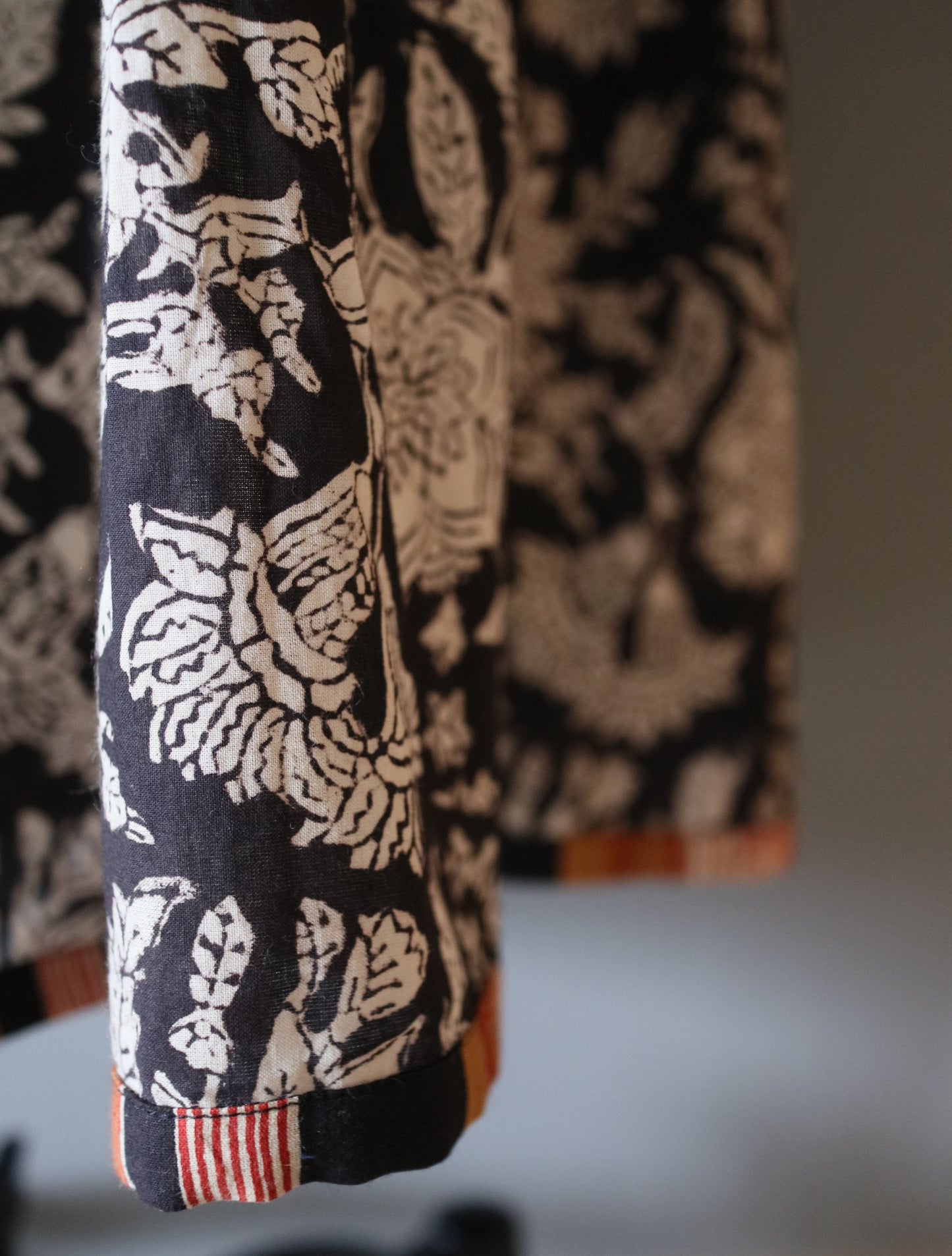 しなやかボリュームのティアードスカート -black&brown stripe-