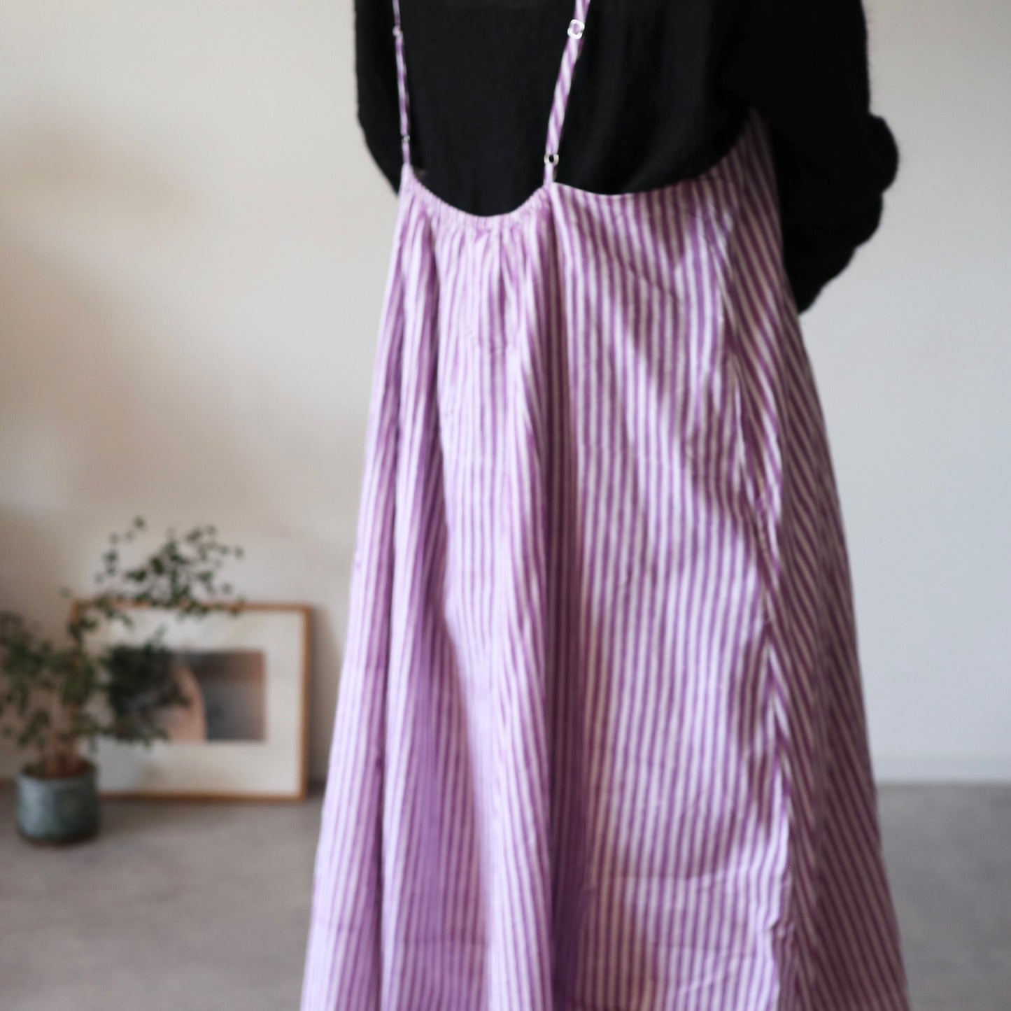 《即納》すっきりシルエットの裾ゆれフレアキャミワンピース【purple stripe】