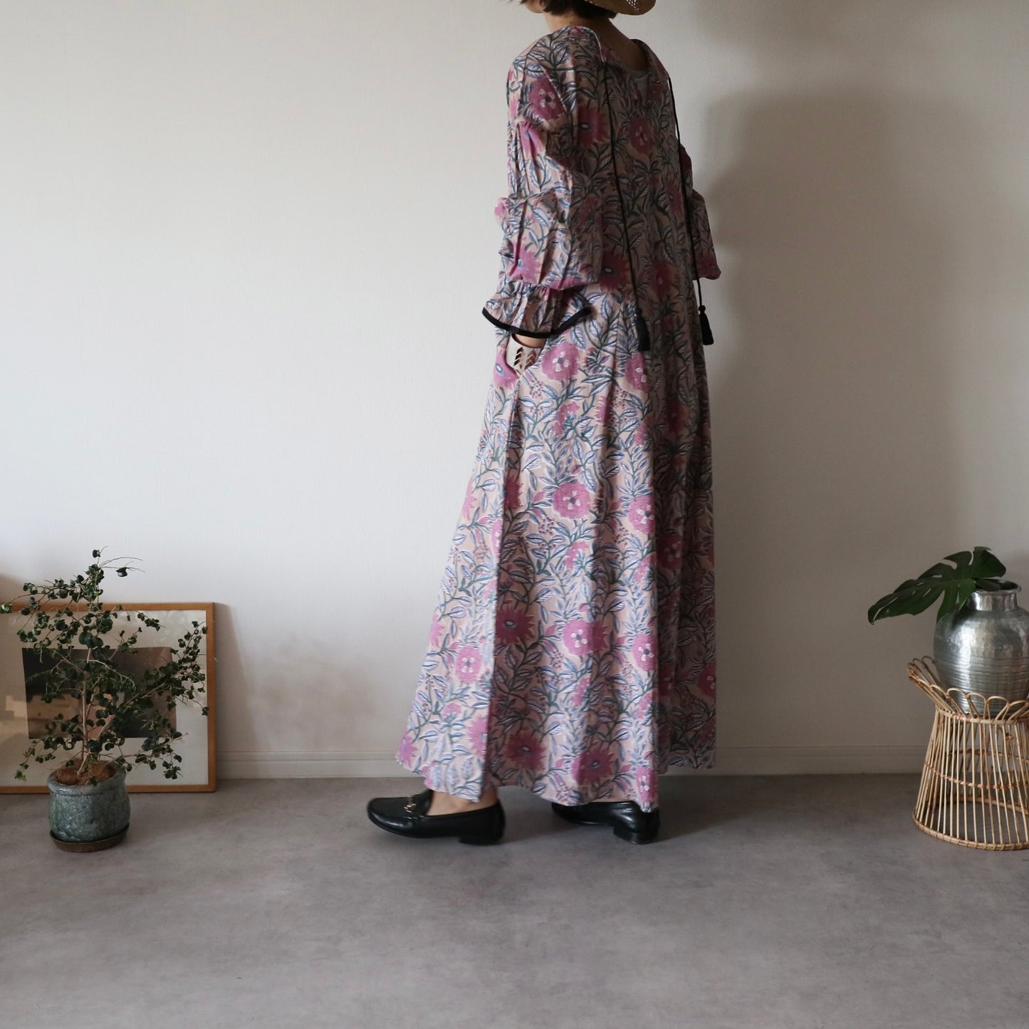 《即納》すっきりシルエットの裾揺れフレアワンピース【beige】