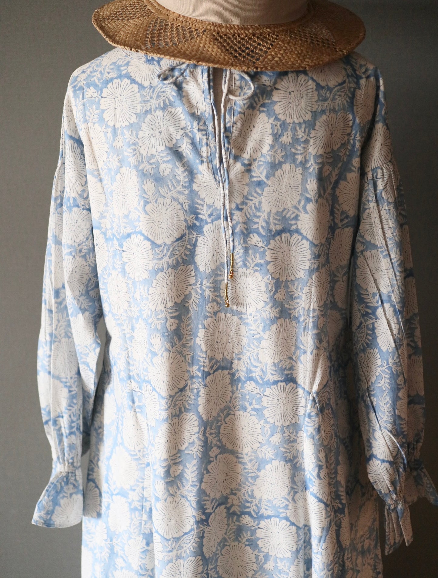 《即納》すっきりシルエットの裾揺れフレアワンピース【sky blue】