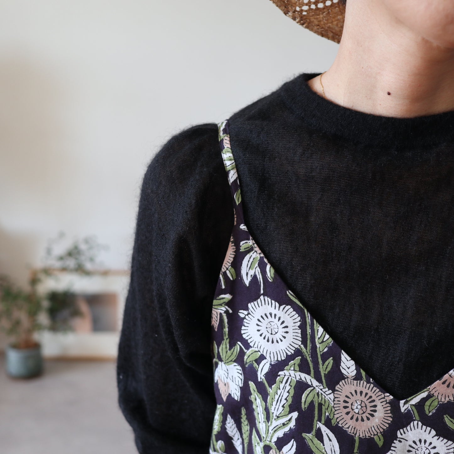 《即納》すっきりシルエットの裾ゆれフレアキャミワンピース【navy flower】