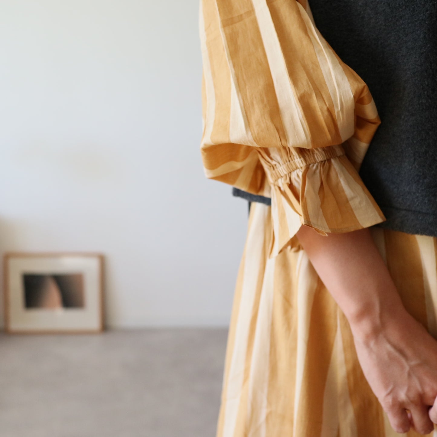 すっきりシルエットの裾揺れフレアワンピース 【mustard stripe】