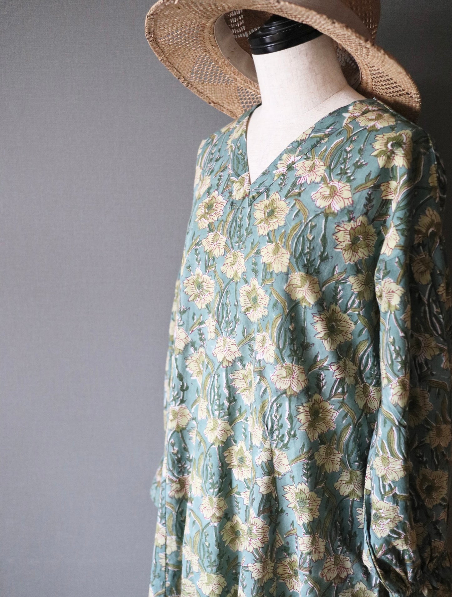《受注》すっきりシルエットの裾揺れフレアワンピース【light green】