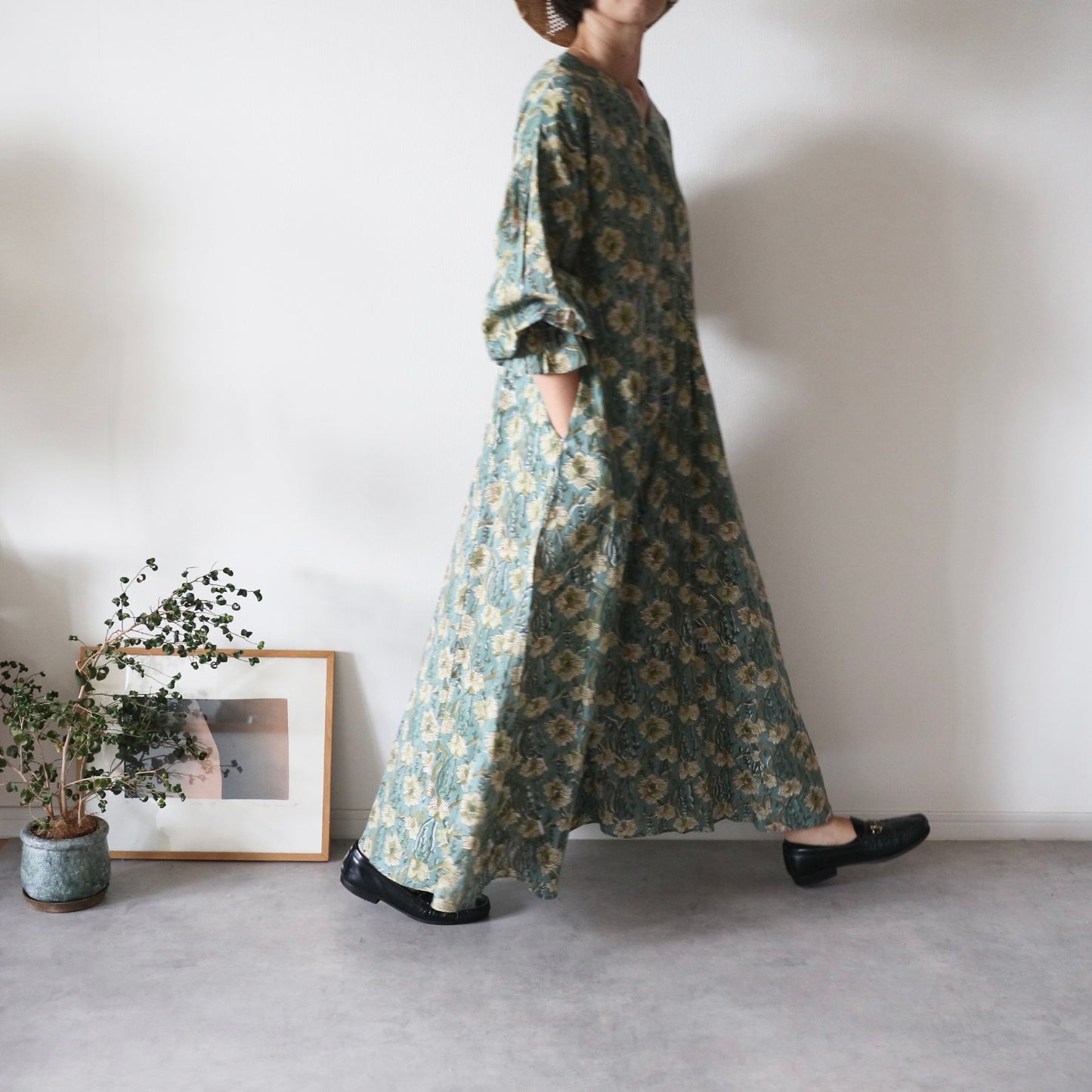 《受注》すっきりシルエットの裾揺れフレアワンピース【light green】