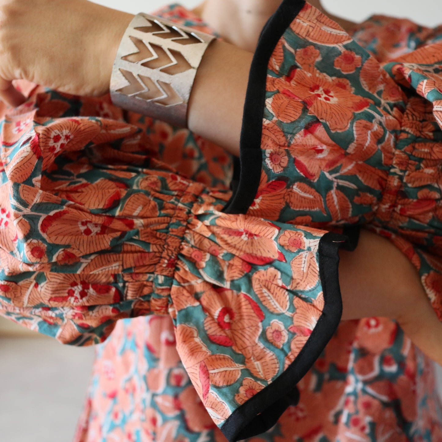 すっきりシルエットの裾揺れフレアワンピース【orange】