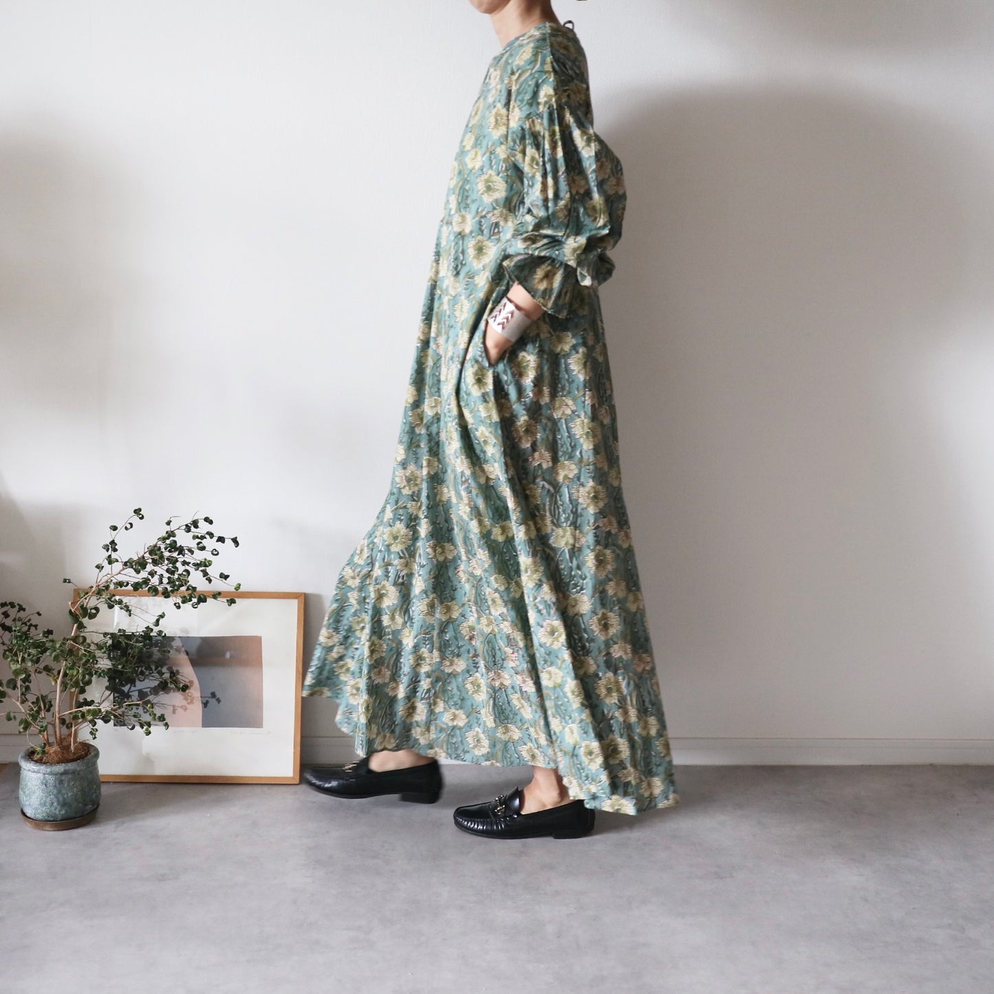 《受注》すっきりシルエットの裾揺れフレアワンピース【light green】