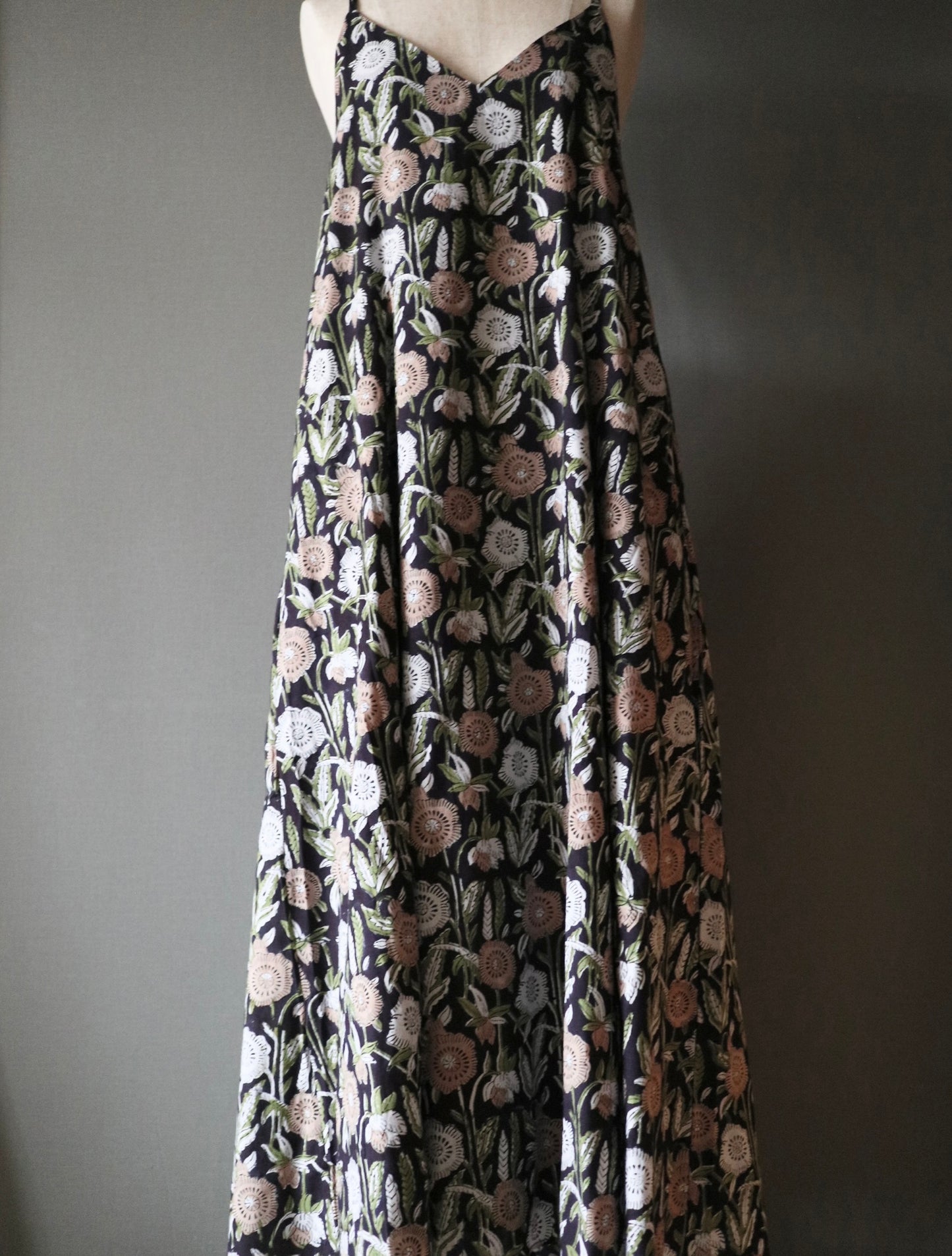 《即納》すっきりシルエットの裾ゆれフレアキャミワンピース【navy flower】