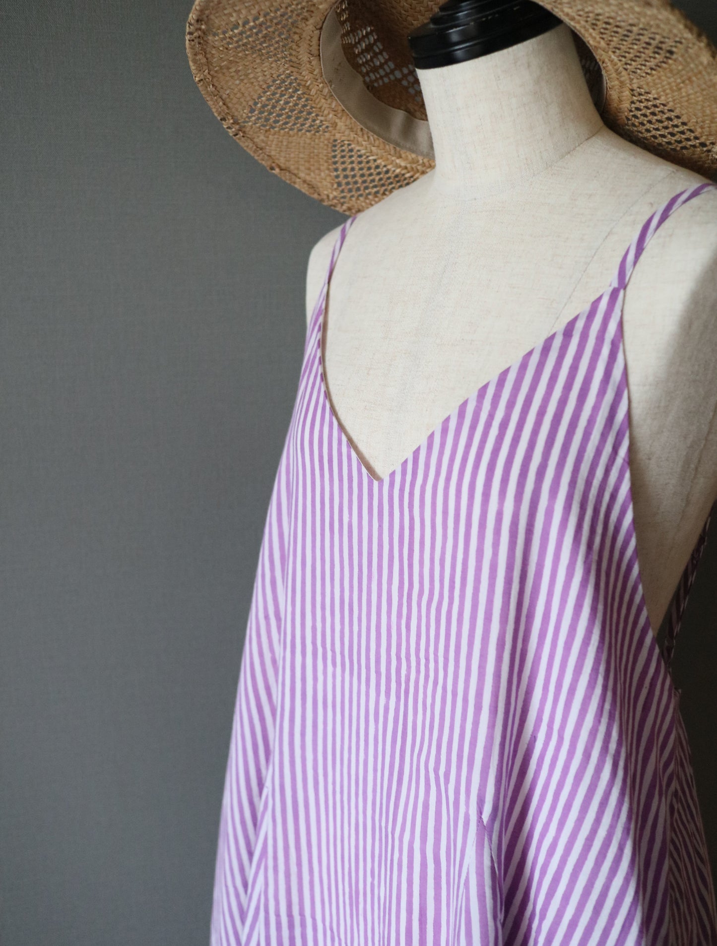 《即納》すっきりシルエットの裾ゆれフレアキャミワンピース【purple stripe】