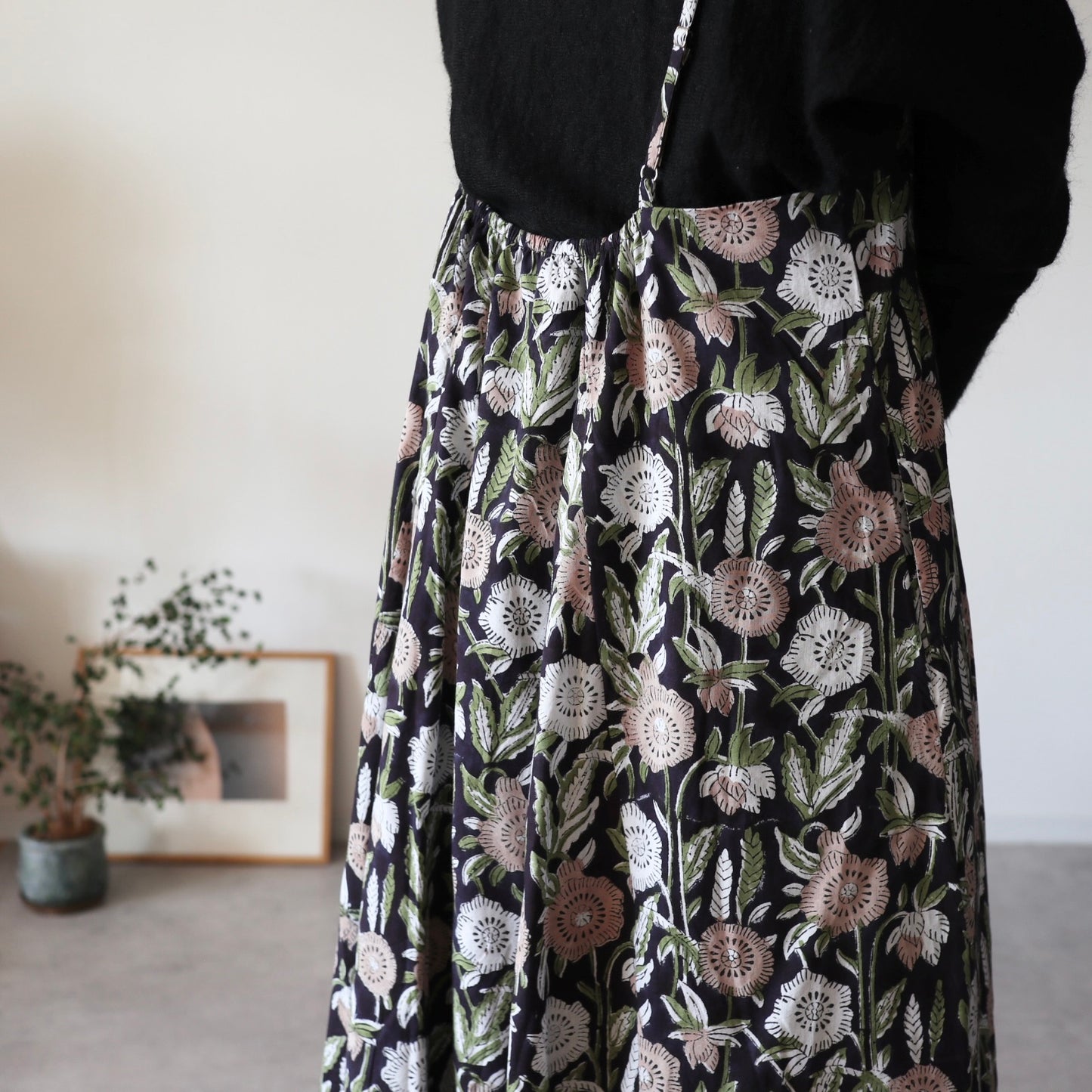 《即納》すっきりシルエットの裾ゆれフレアキャミワンピース【navy flower】
