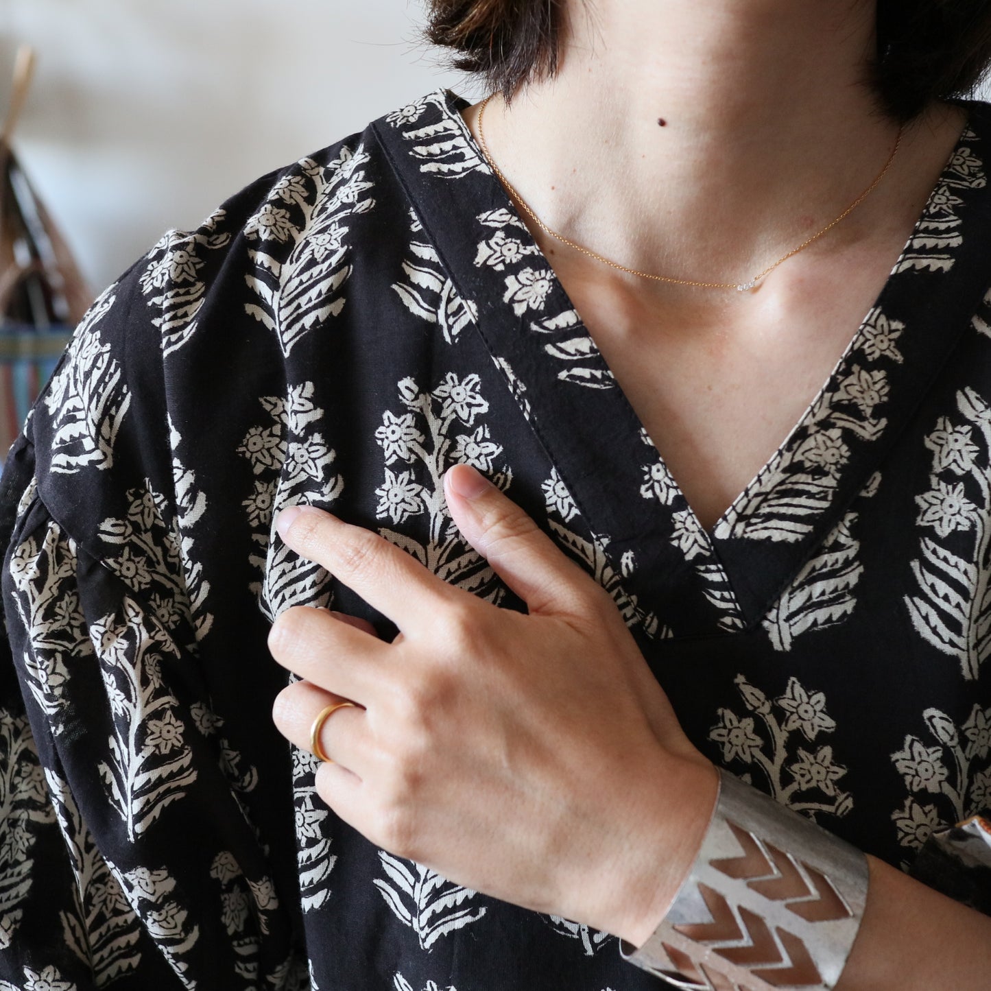 すっきりシルエットの裾揺れフレアワンピース【black】