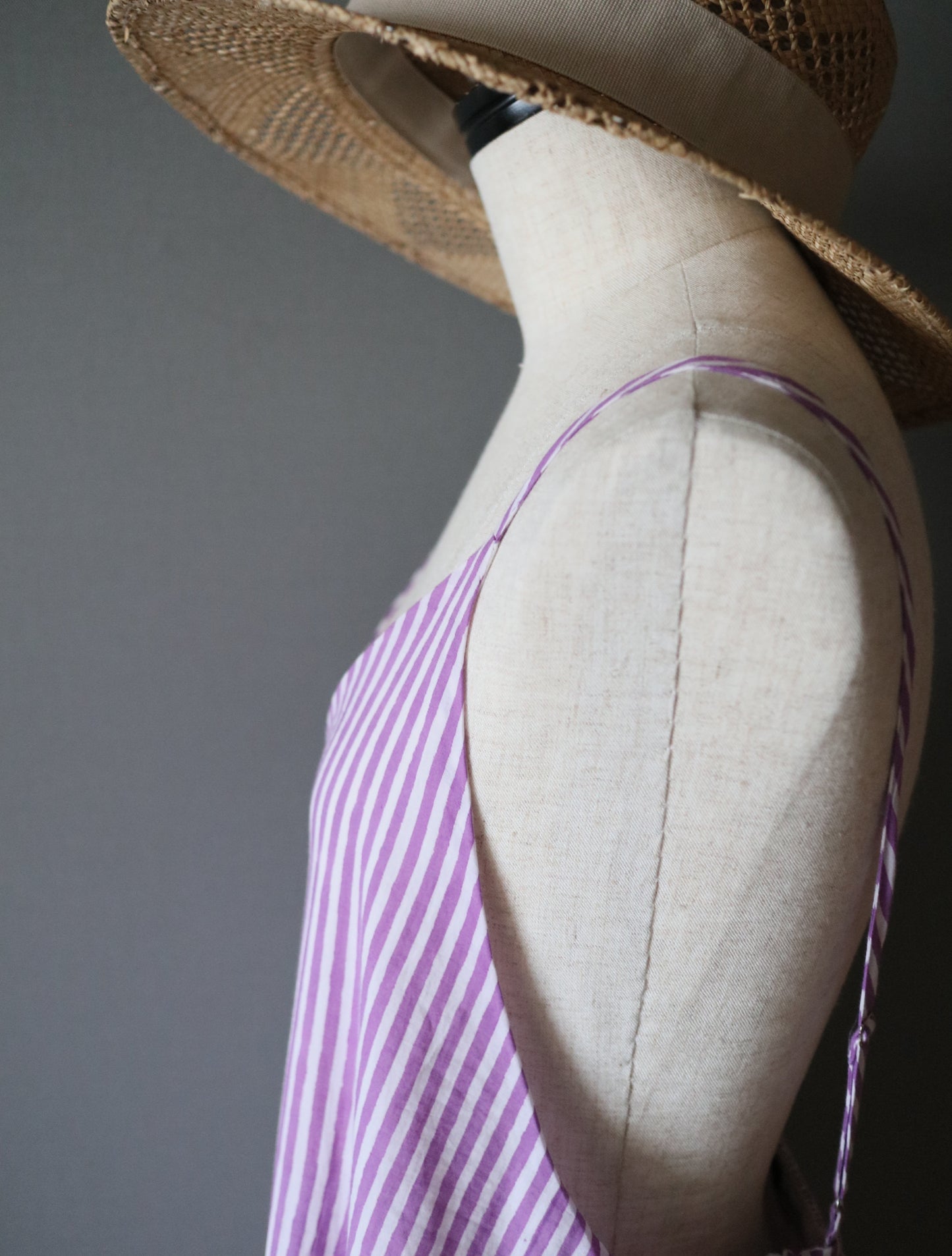 《即納》すっきりシルエットの裾ゆれフレアキャミワンピース【purple stripe】