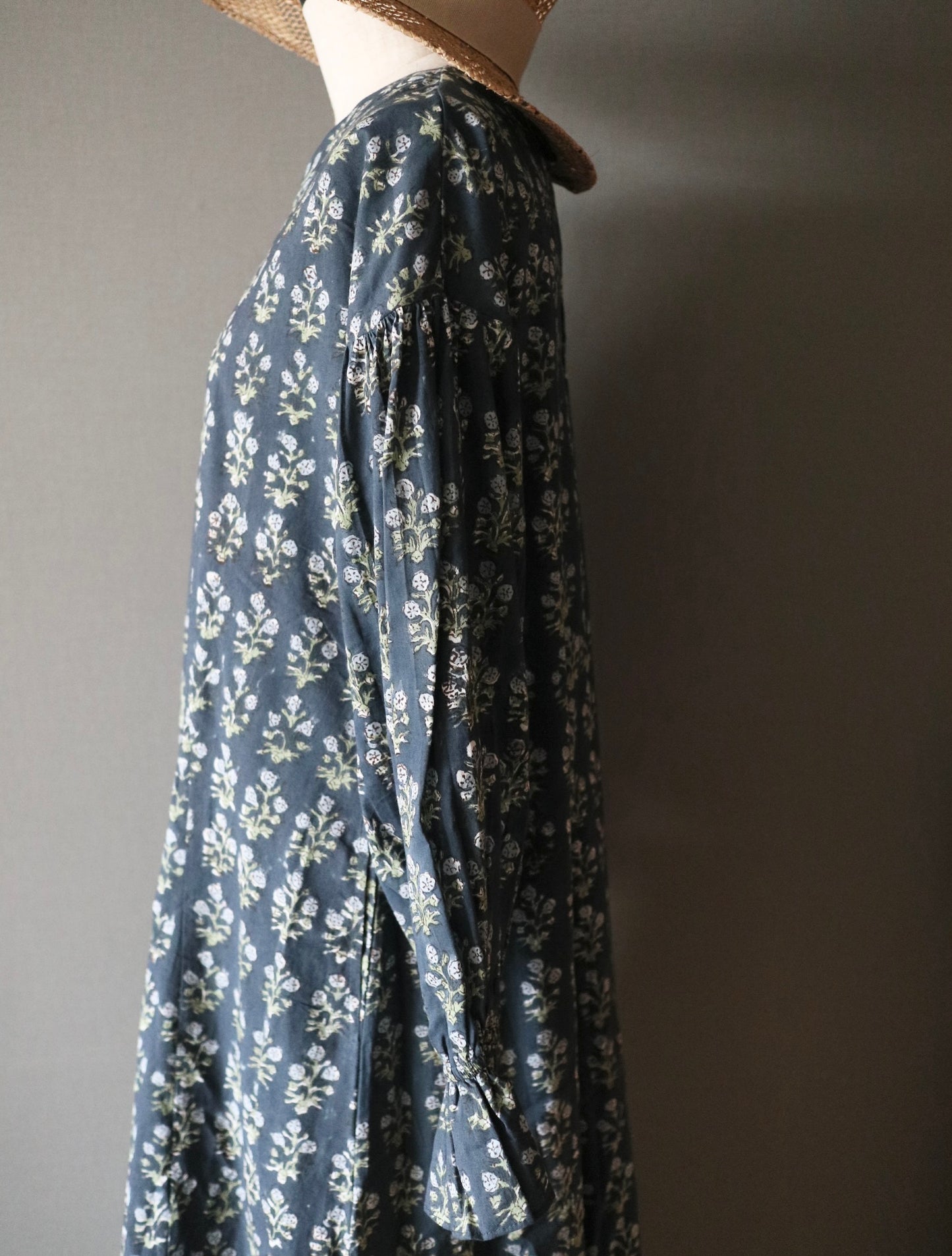 《即納》すっきりシルエットの裾揺れフレアワンピース【charcoal gray】