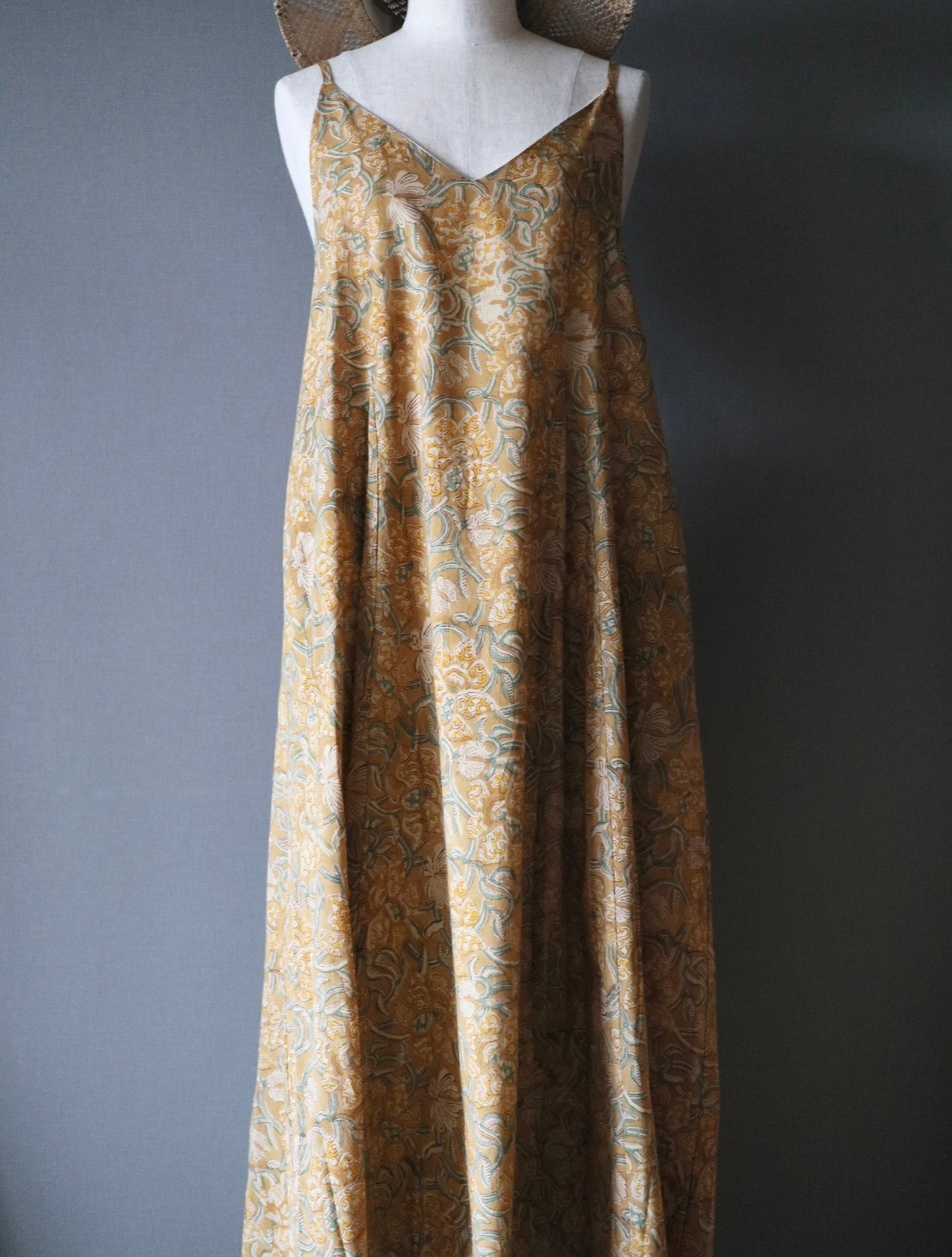 《即納》すっきりシルエットの裾ゆれフレアキャミワンピース【light brown】